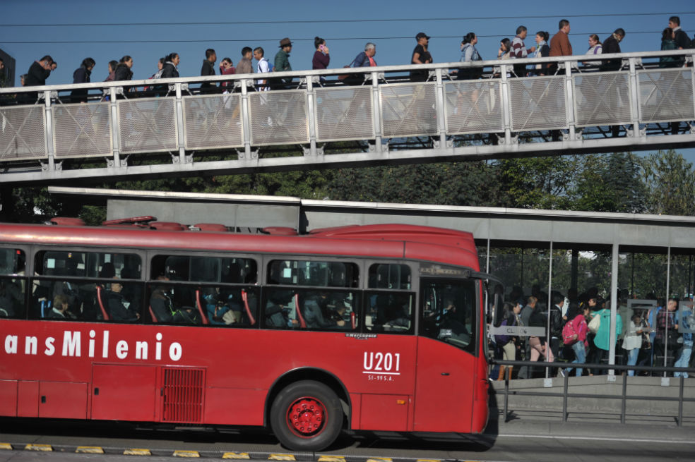 Generadoras de gas se reivindican como solución ambiental y piden pista en Transmilenio
