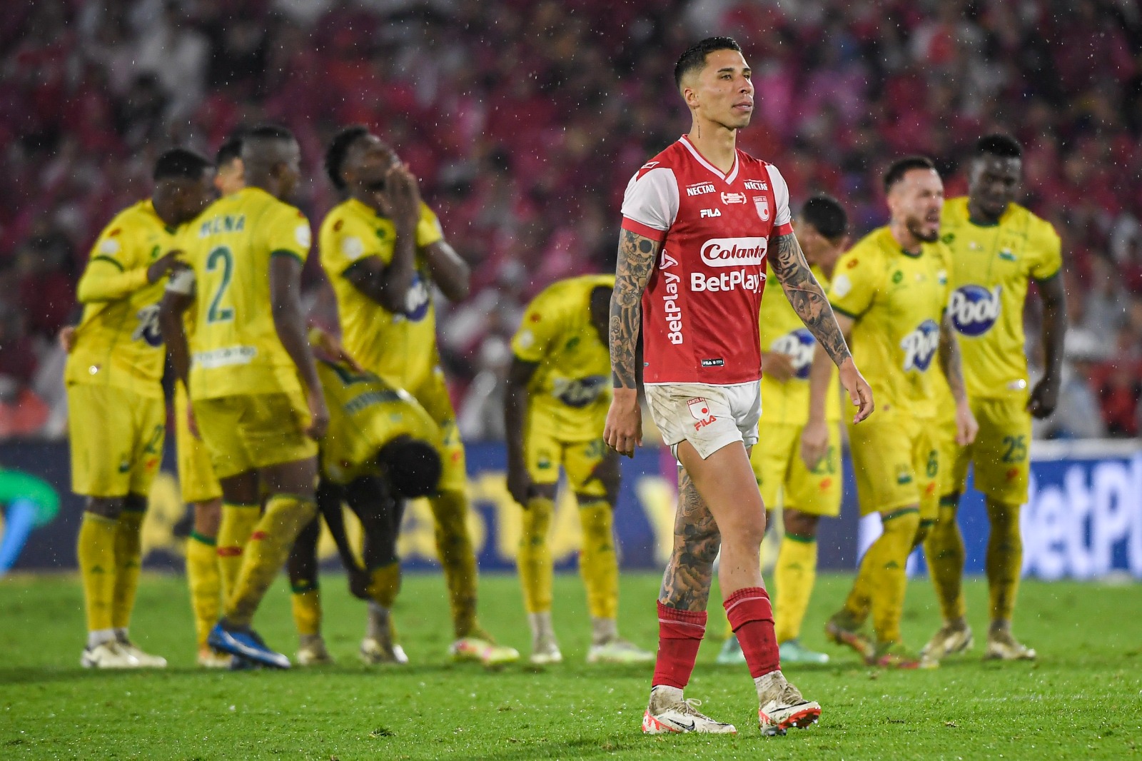Agustín Rodríguez camina por la cancha tras haber errado su penalti en la definición por el título de la Liga BetPlay 2024-I.