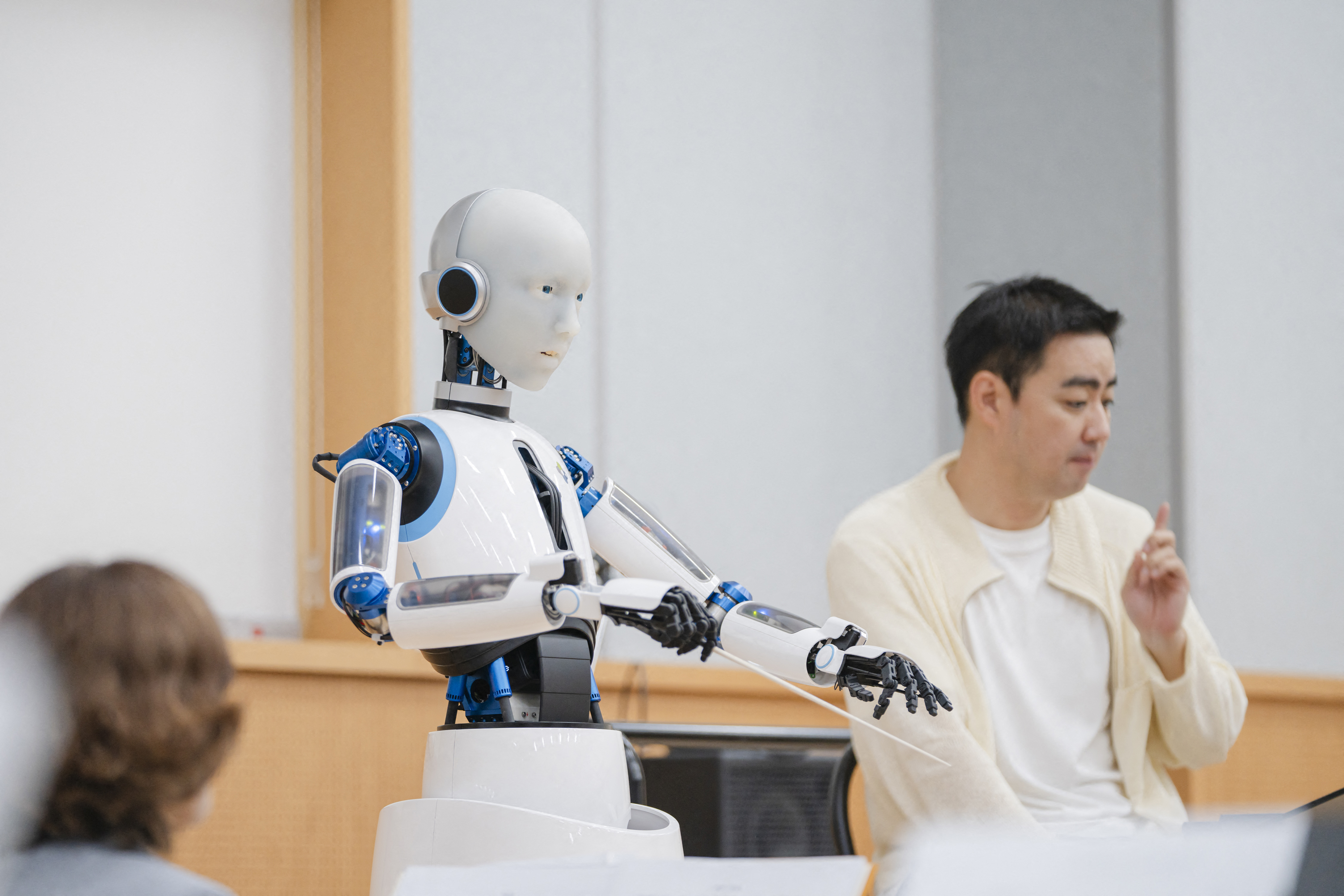 Un robot director de orquesta lleva la batuta en Corea del Sur