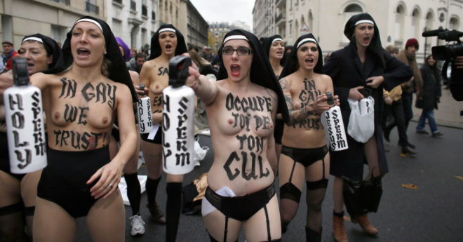 Algunas integrantes del grupo Femen, cuyos slogans suelen ser del tipo "Verdad desnuda" o “Elegimos temas calientes”. / Cortesía