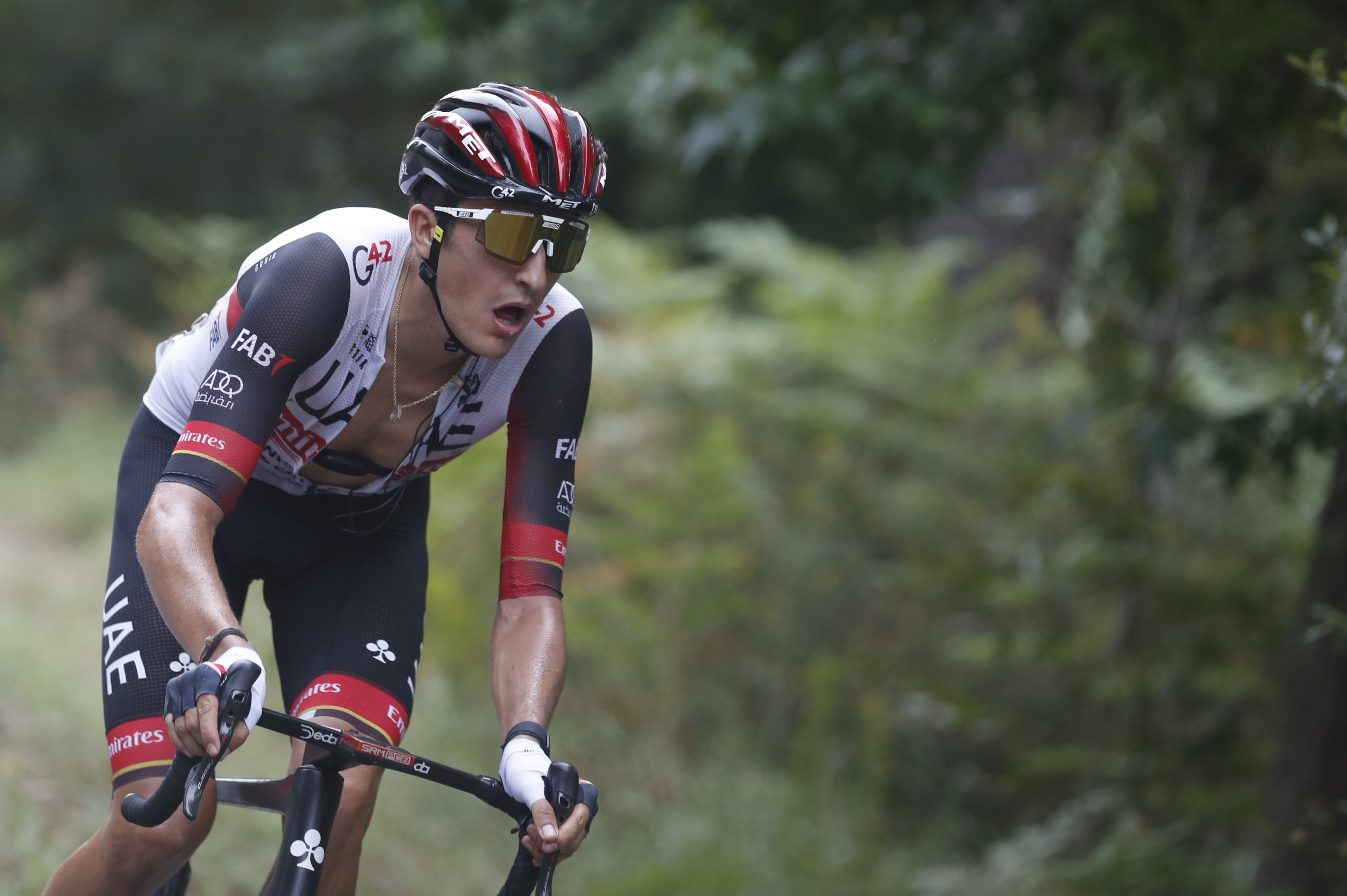 ZARAUTZ, 24/08/2022.- El corredor Marc Soler, del equipo UAE, durante la quinta etapa de La Vuelta disputada este miércoles entre Irún y Bilbao, con 187,2 km de recorrido.- EFE/Javier Lizón