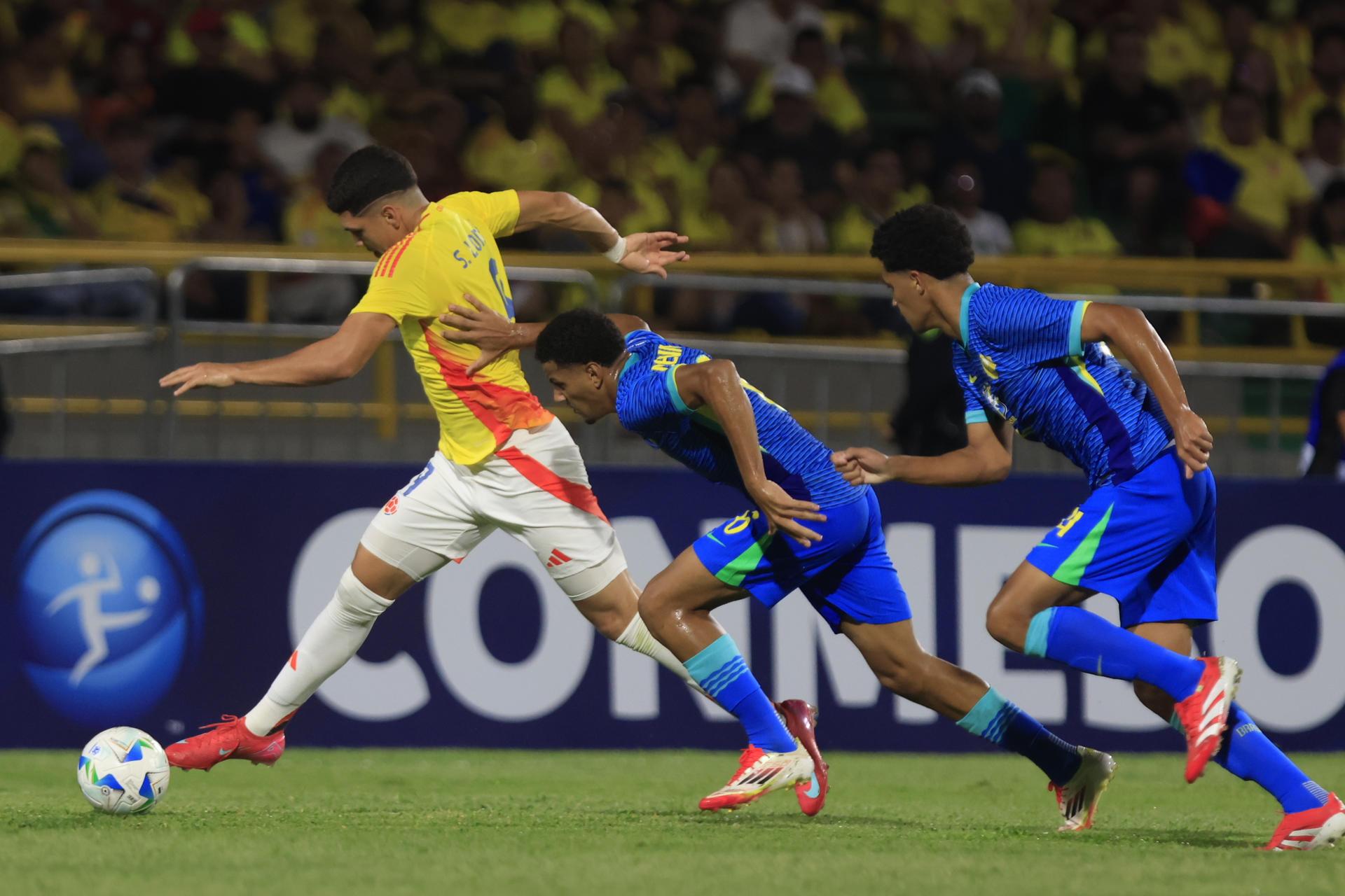 AME8789. CARTAGENA (COLOMBIA), 12/04/2025.- Santiago Londoño (i) de Colombia disputa el balón con Denner Alves de Brasil este sábado, en un partido de la final del Sudamericano Sub-17 entre Colombia y Brasil, en el estadio Jaime Morón, en Cartagena (Colombia). EFE/ Ricardo Maldonado Rozo