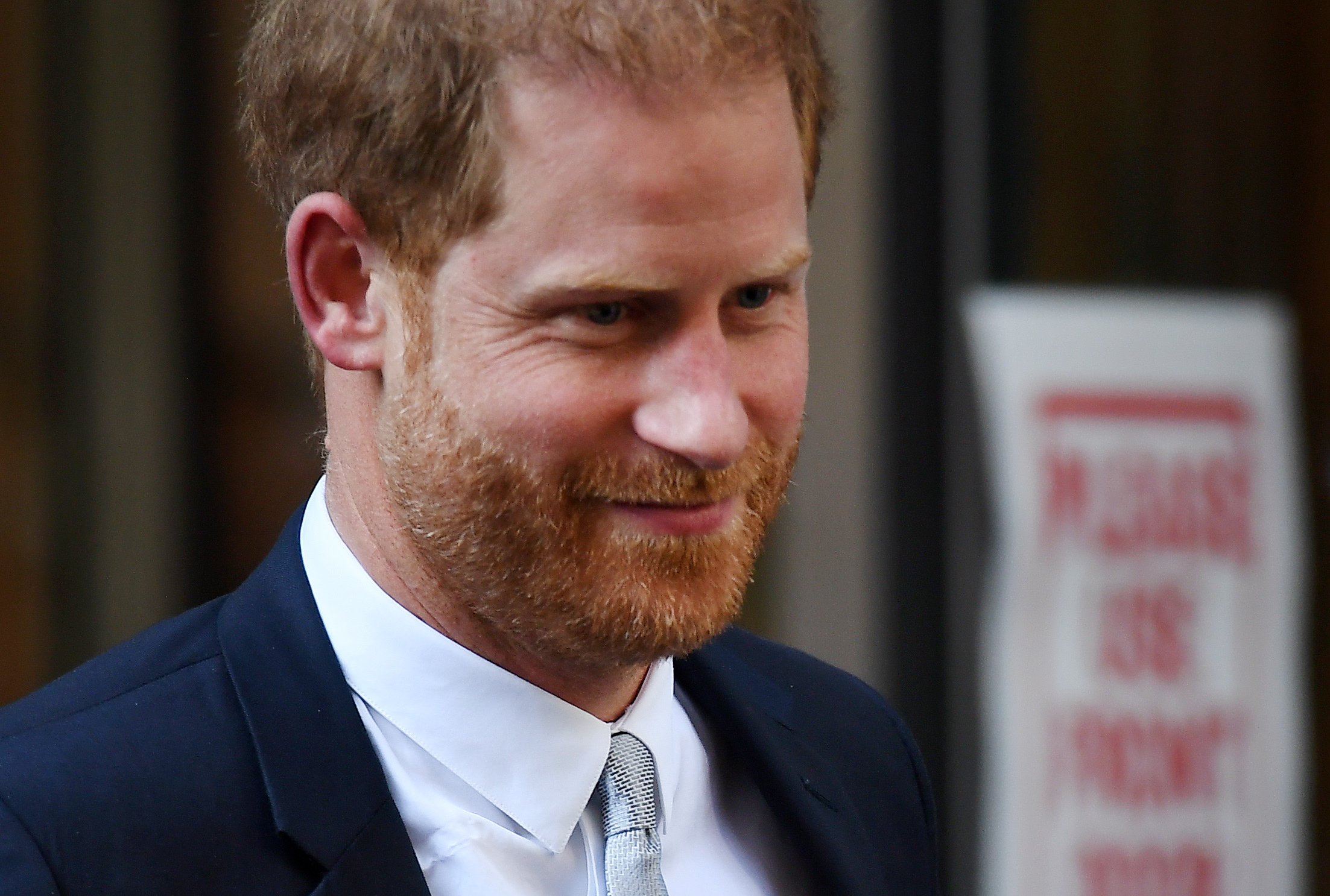 Príncipe Harry de Inglaterra, indemnizado por tabloides que hackearon su celular