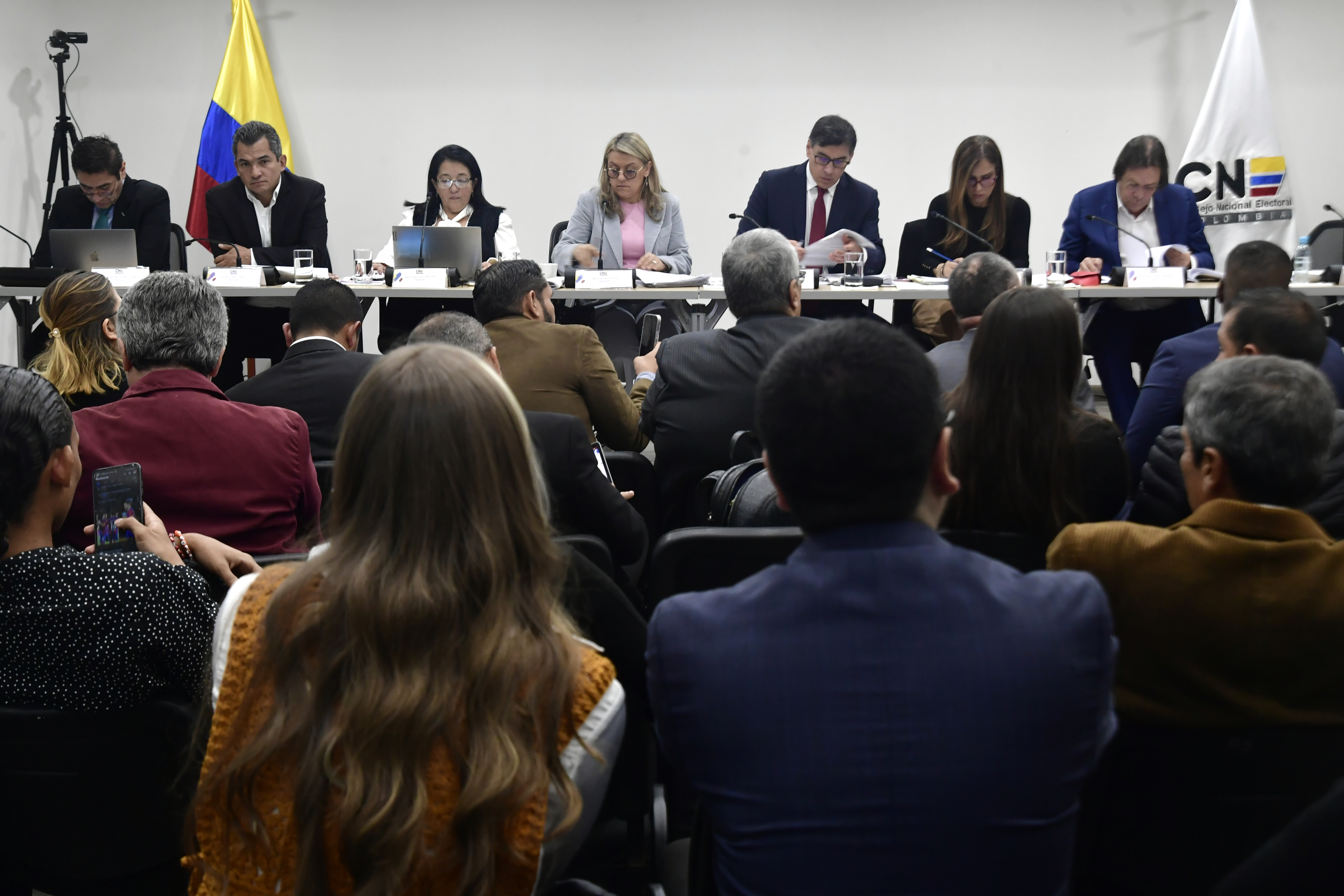 Los $5.400 millones de la campaña Petro que no le cuadran al CNE