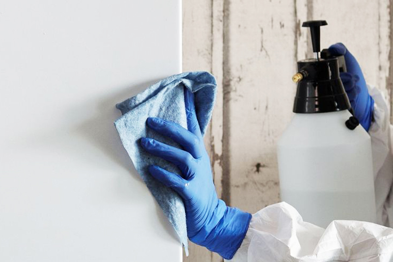 Aprende a limpiar manchas en una pared blanca sin tener que pintar