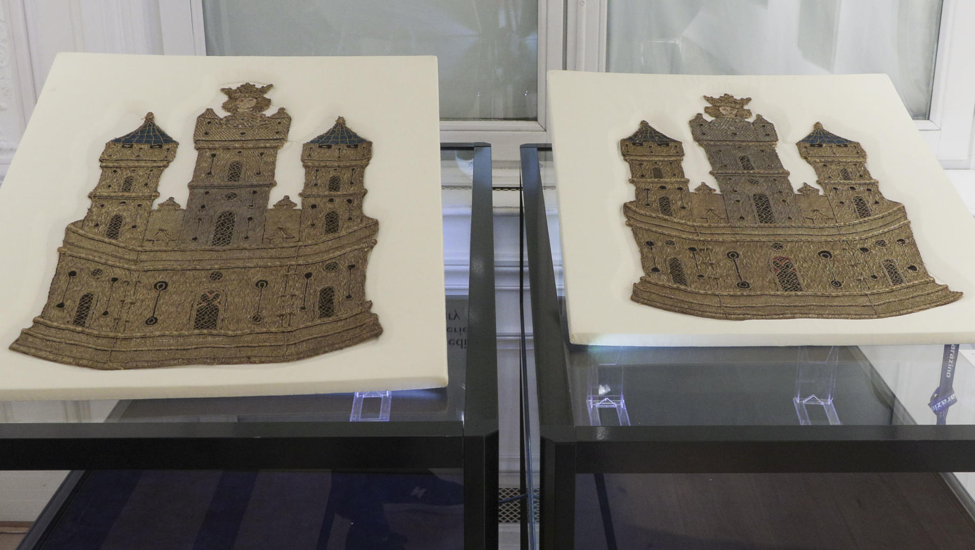 PARÍS, 26/04/2026.- Dos bordados heráldicos del siglo XV asociados al Reino de Castilla expuestos en la casa Bonhams de París y que se subastarán el próximo 2 de julio en Londres por un valor estimado de entre 200.000 y 300.000 libras esterlinas (entre 230.000 y 345.000 euros al cambio de hoy). EFE/Edgar Sapiña Manchado
