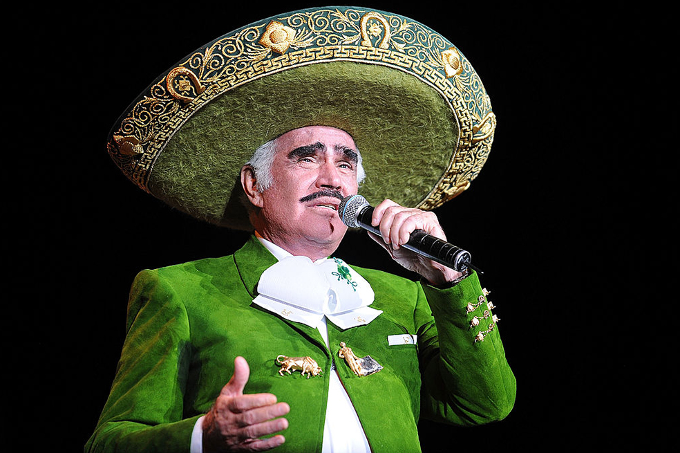 Video: esta es la cruz con la que se aparece Vicente Fernández en su rancho