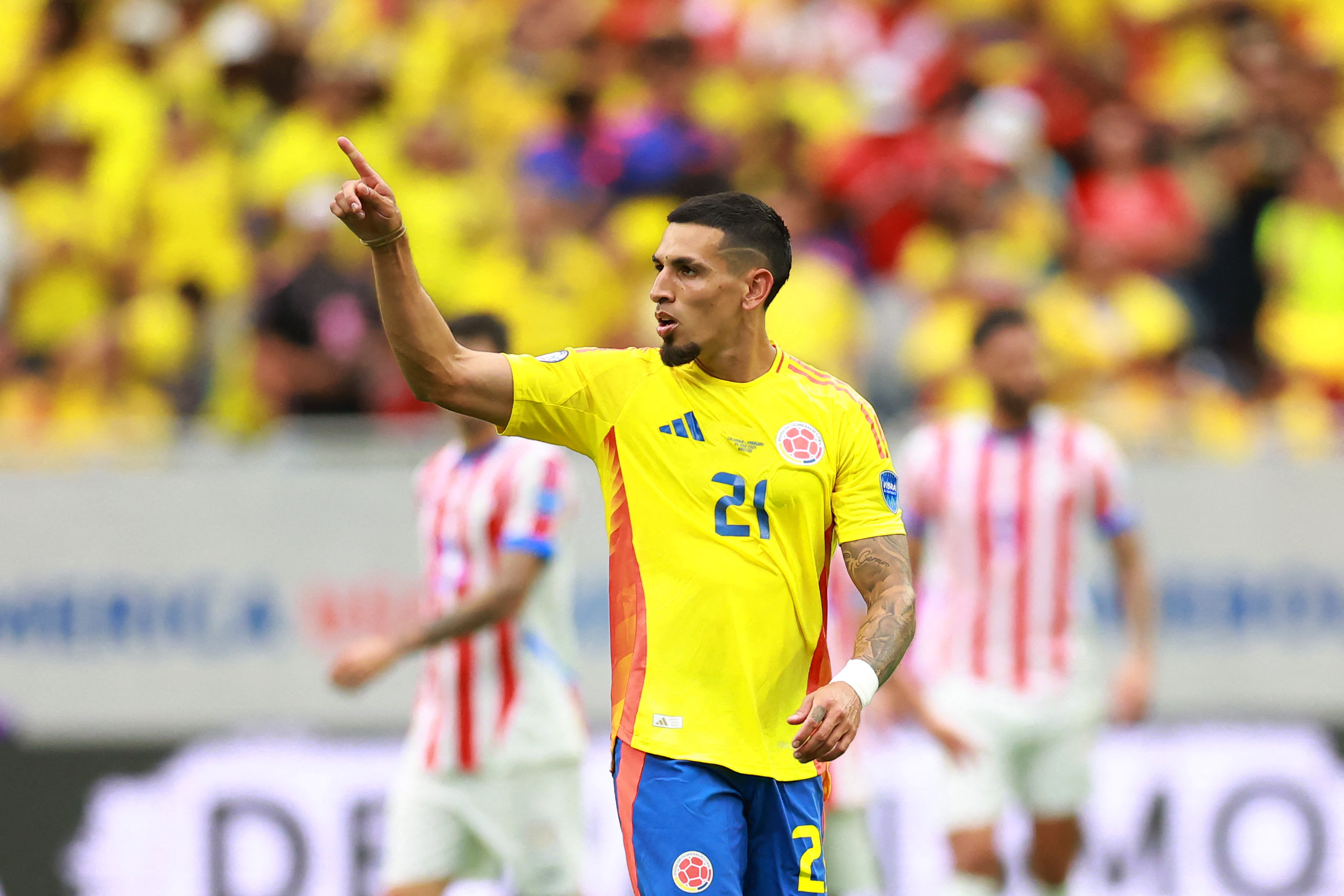 Daniel Muñoz de Colombia celebra su gol ante Paraguay en el primer duelo de la tricolor en la Copa América 2024.
