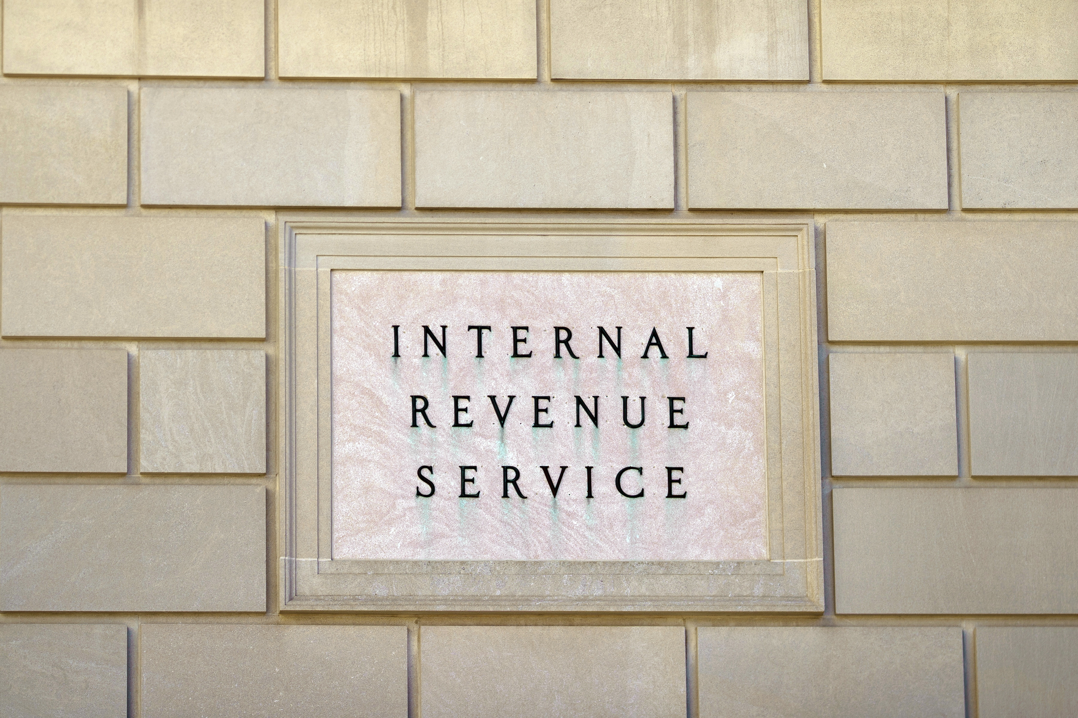 Renunció la jefa del IRS de EE. UU. tras acuerdo para compartir datos de migrantes
