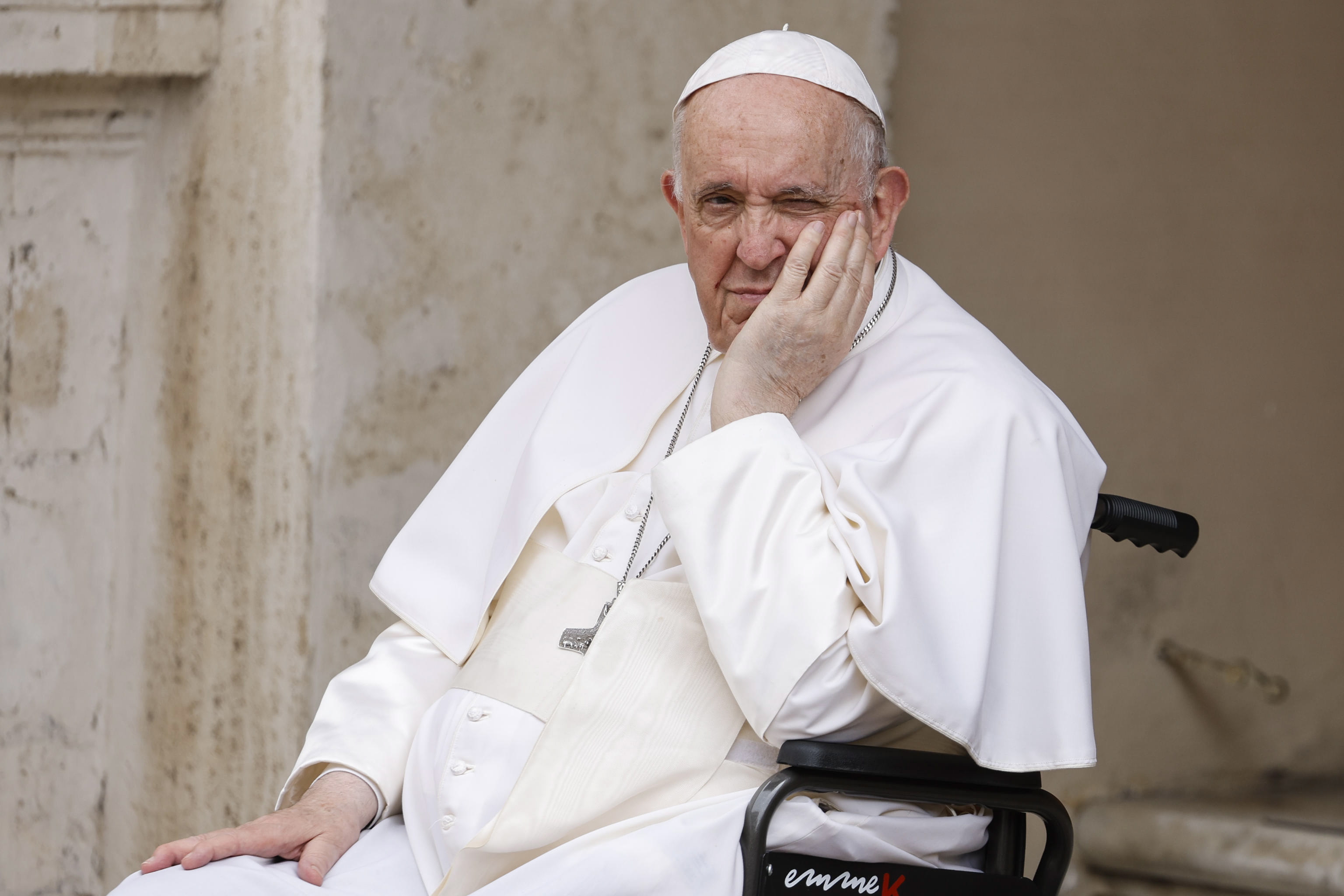 -FOTODELDÍA- VATICAN CITY, 04/06/2022.- El Papa Francisco asiste este sábado a un encuentro con unos 160 niños, muchos de ellos con discapacidades físicas, visuales y cognitivas, de la escuela Sant'Alessio - Margherita di Savoia de Roma, así como con algunos refugiados ucranianos, en la Ciudad del Vaticano. EFE/ Fabio Frustaci