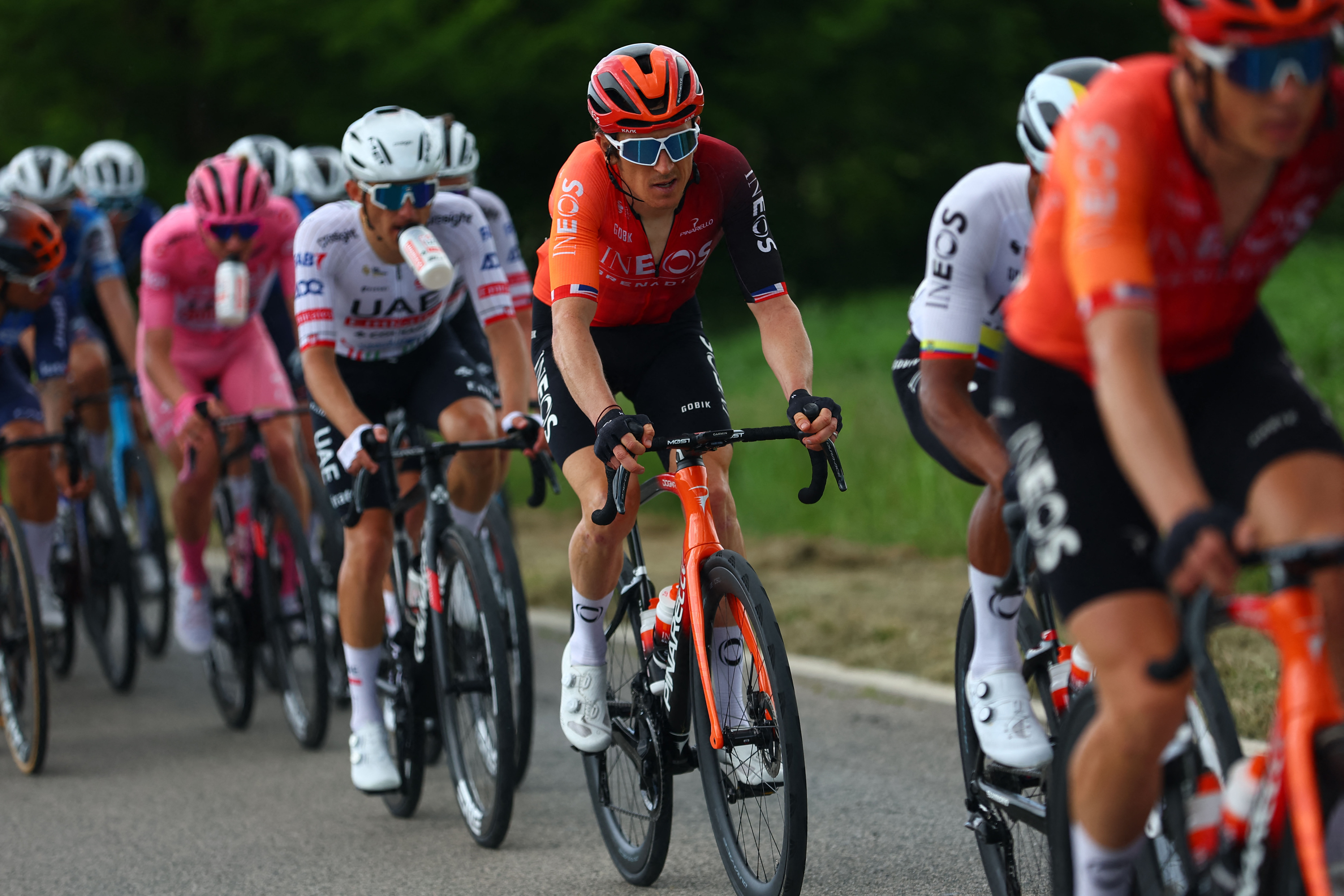 El ciclista británico del equipo Ineos, Geraint Thomas (centro), rueda en el pelotón durante la sexta etapa del Giro de Italia 2024.