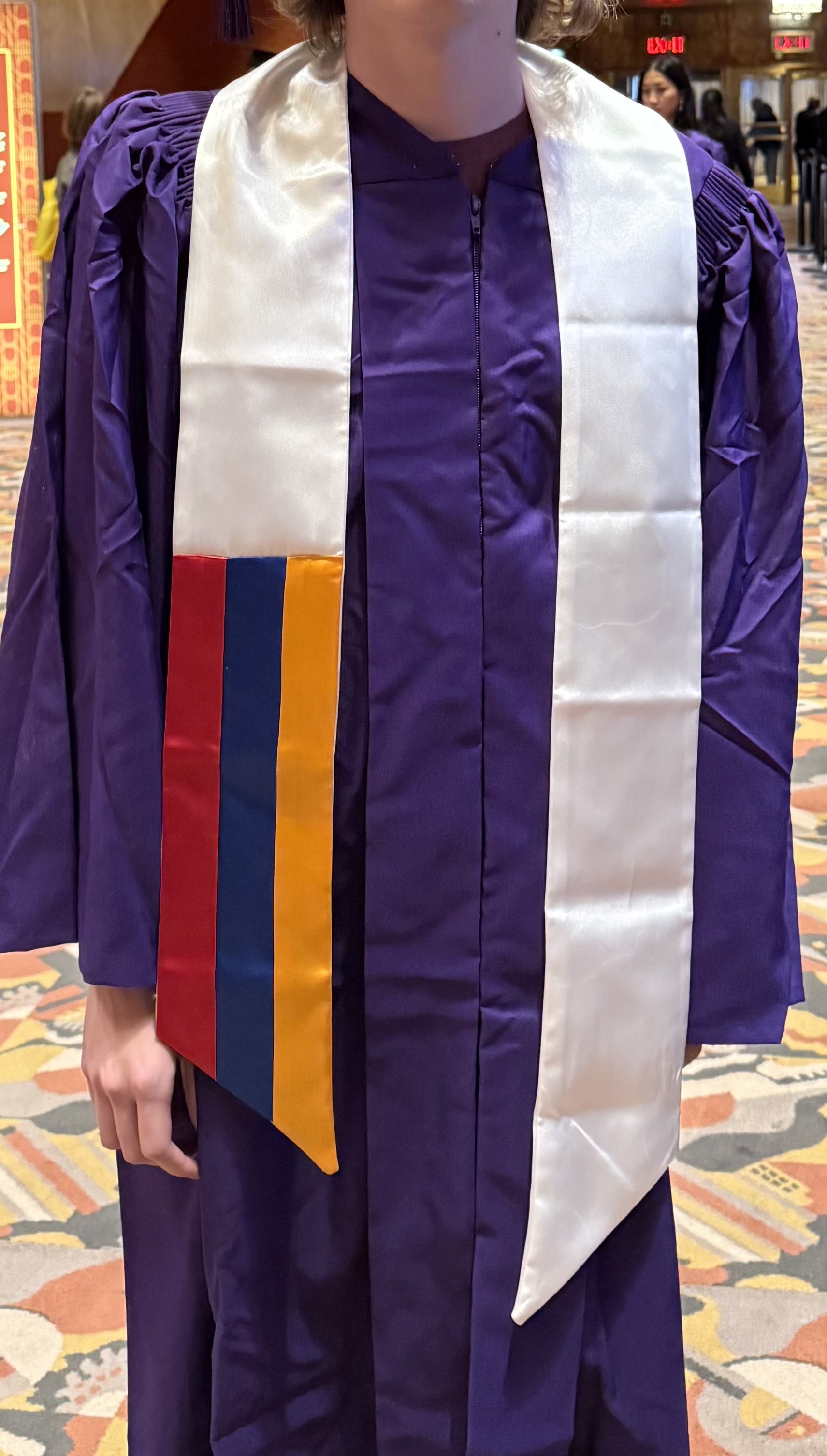 La bandera de Colombia en el traje de graduación.