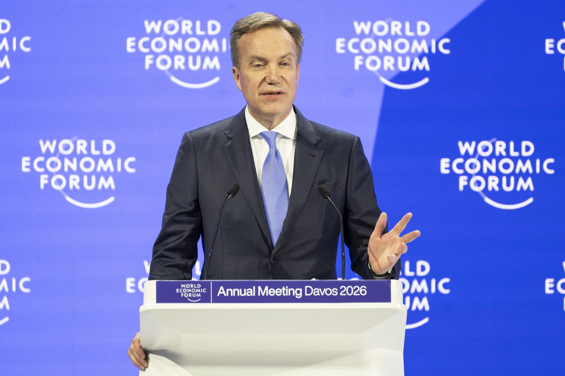 El jefe del Foro de Davos renuncia tras aparecer en archivos de Epstein