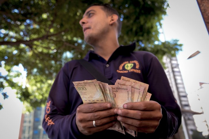 Maduro prorroga de nuevo vigencia del billete de 100 bolívares