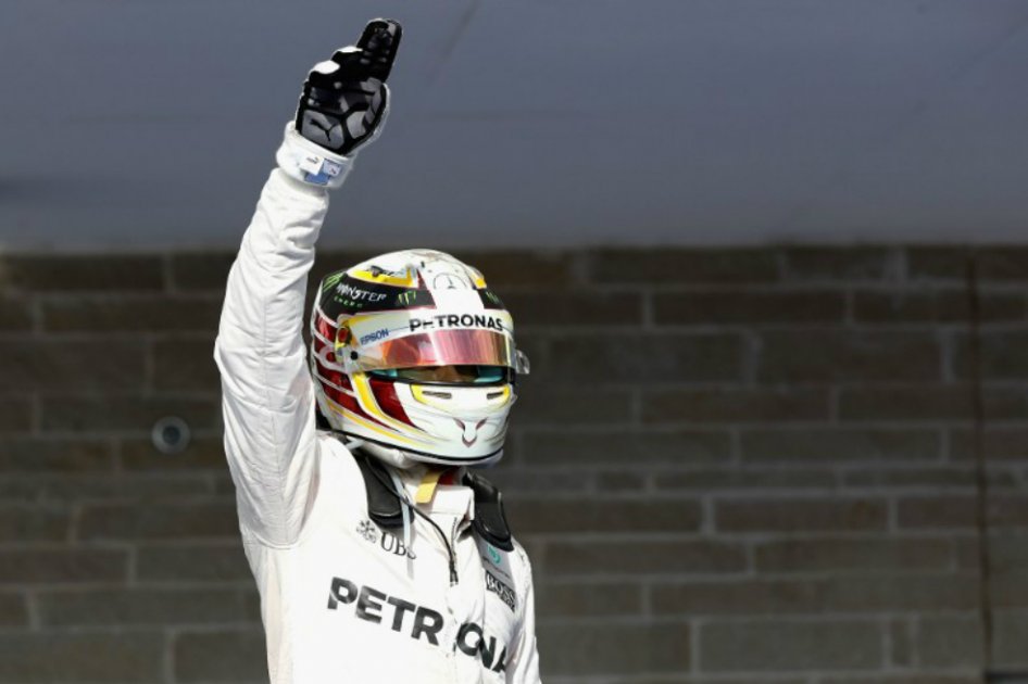 El piloto británico de Mercedes, Lewis Hamilton, celebra su victoria en el circuito de Austin. / AFP