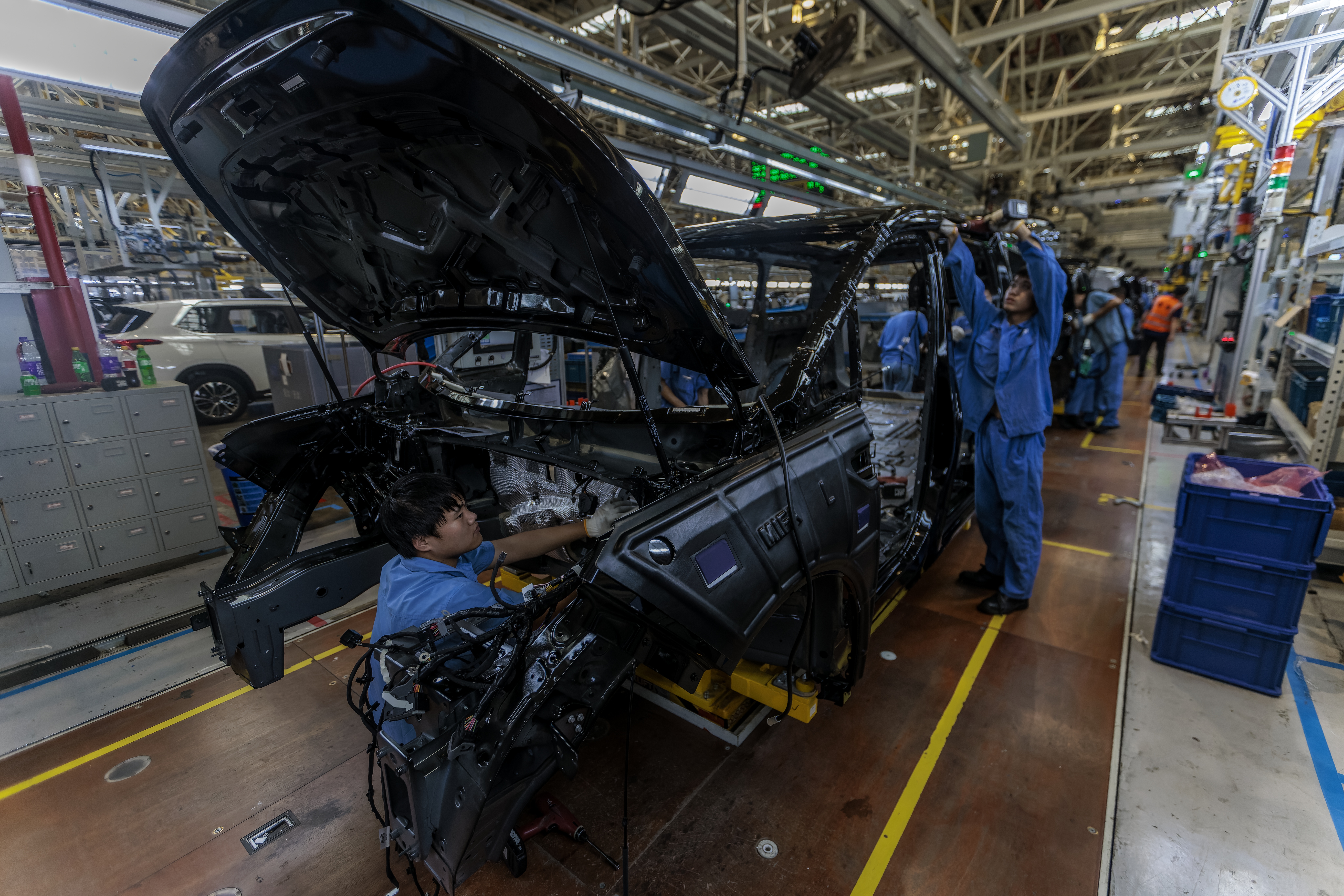 Nanjing (China), 30/08/2022.- Employees work on the assembly line of the SAIC MAXUS car factory in Nanjing, Jiangsu Province, China, 30 August 2022. Since SAIC MAXUS Jiangning Intelligent Manufacturing Base was established in Jiangning High-tech Zone, new models such as MPV G50, EUNIQ 5, and SUV D60 have been successfully developed and put on the market. The Nanjing SAIC MAXUS became the first Chinese OEM in the world to be selected as the 'Lighthouse Factory' of Industry 4.0 by the World Economic Forum. EFE/EPA/ALEX PLAVEVSKI