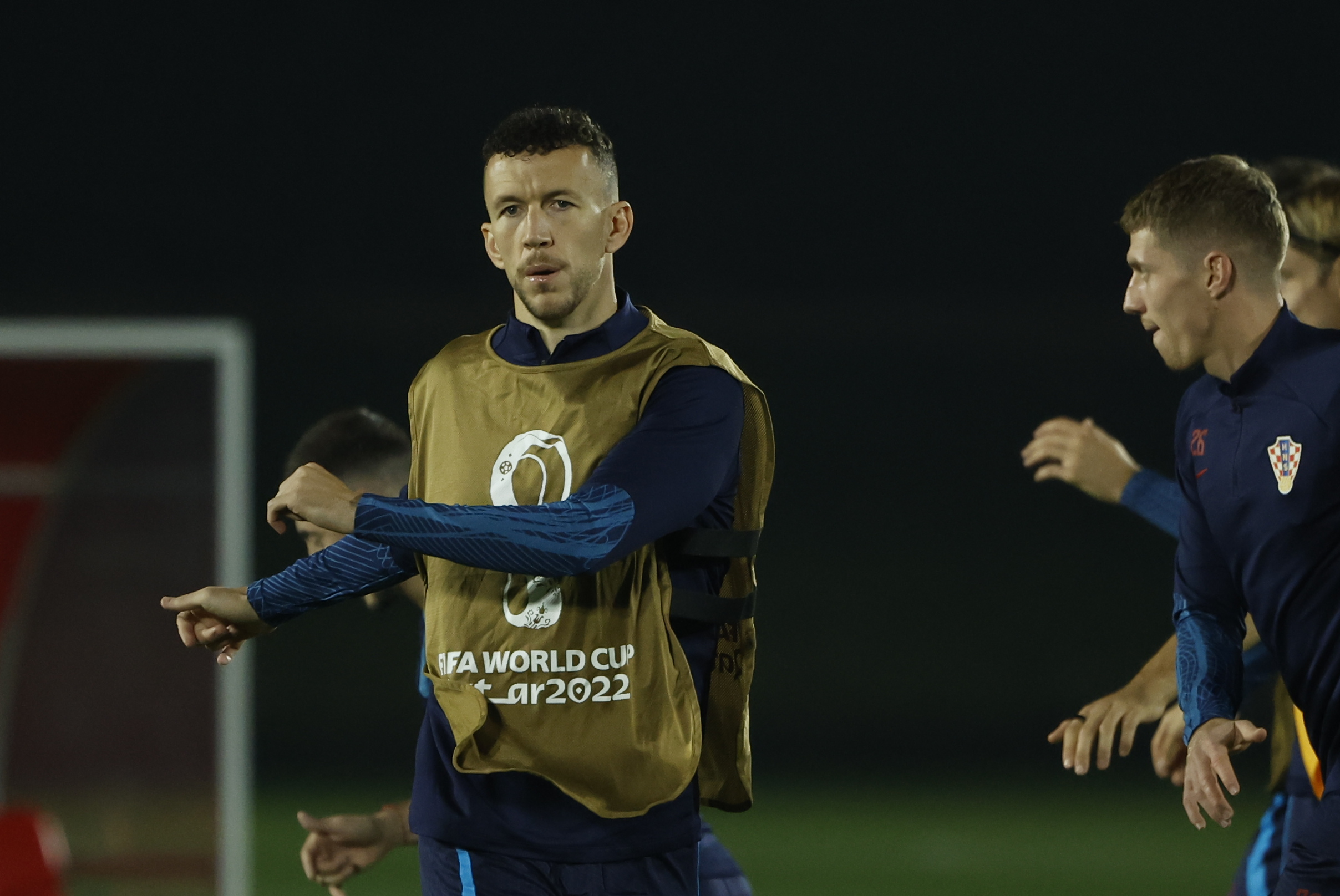 DOHA, 12/12/2022.- El delantero de Croacia Ivan Perišić durante el entrenamiento llevado a cabo este lunes en Doha, Catar, para preparar el partido de semifinales del Mundial de Fútbol Qatar 2022 que mañana disputarán ante Argentina. EFE/ Juanjo Martin