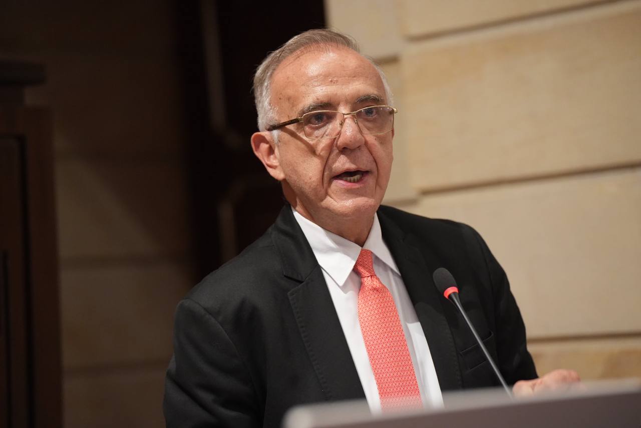 “Donde haya menores, no habrá bombardeos”, asegura el ministro de Defensa