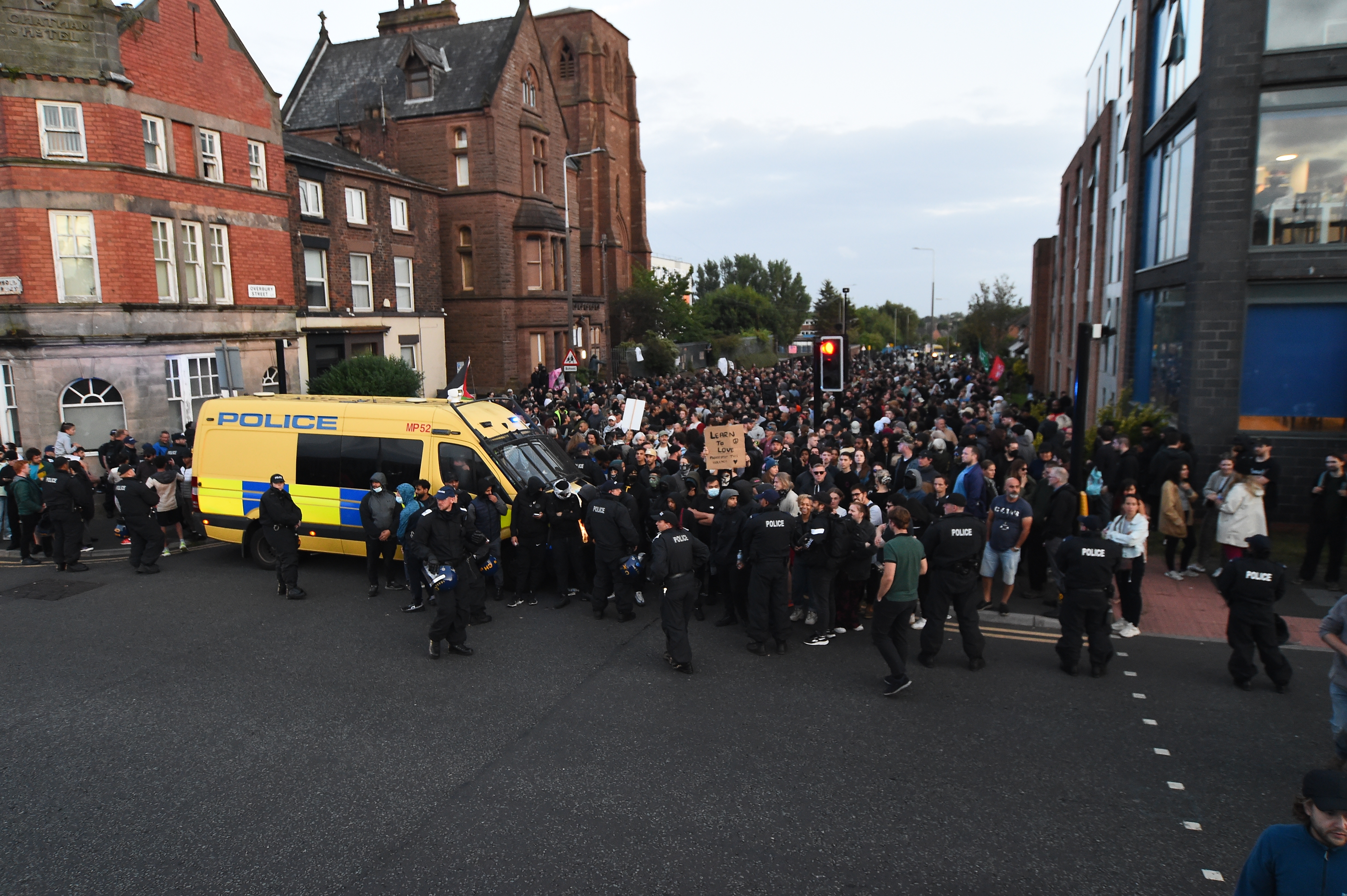 Liverpool (United Kingdom), 06/08/2024.- Anti-racist protesters gather outside the Merseyside Refugee Centre in Liverpool, Britain, 07 August 2024. Further far-right protests are expected throughout Britain on the 07 August 2024. Violent demonstrations have been held by members of far-right groups across Britain following a fatal stabbing attack in Southport, in which three children were killed and eight more seriously injured, along with two adults. (Protestas, Reino Unido) EFE/EPA/PETER POWELL