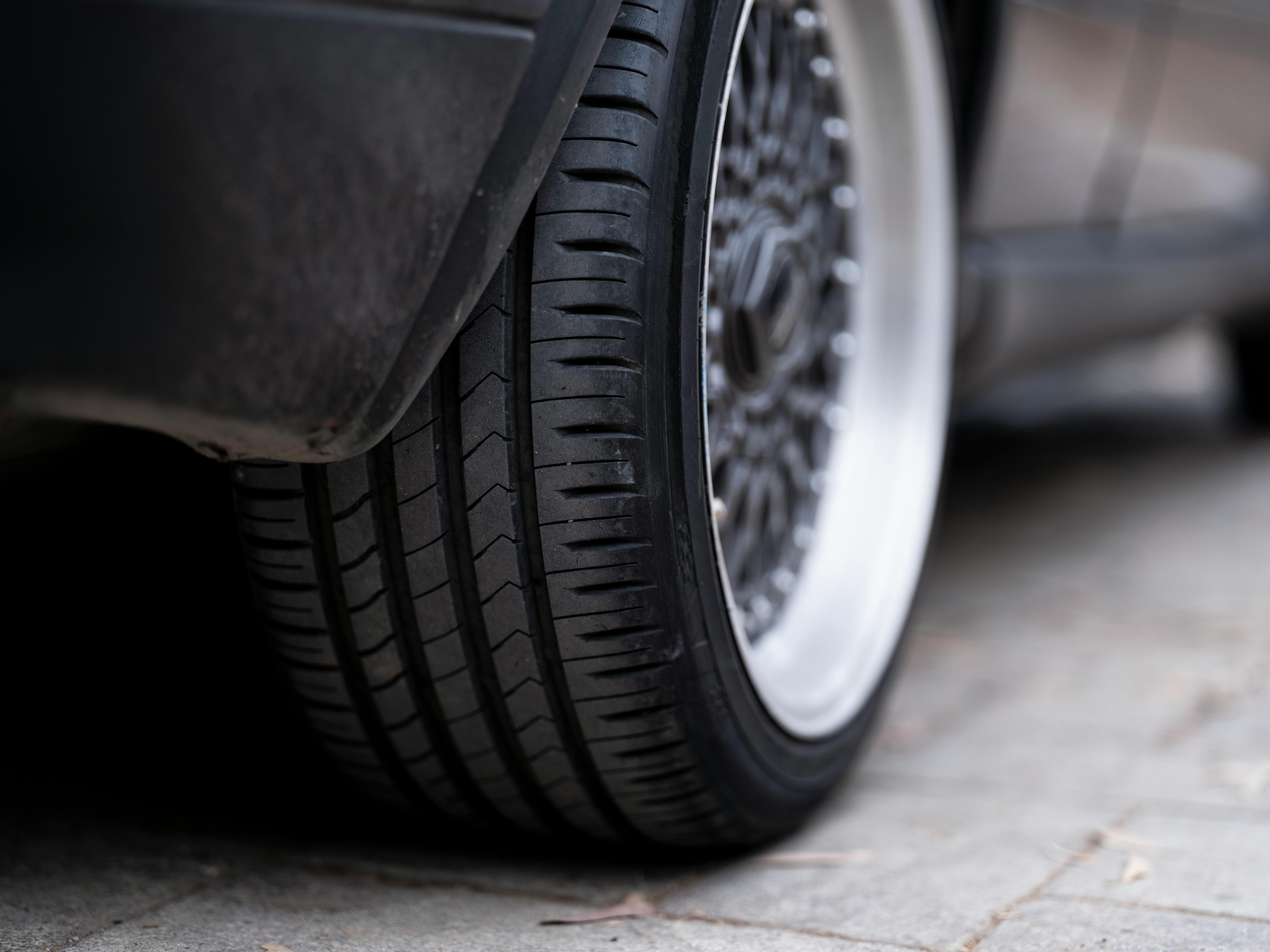 Alineación y balanceo: ¿cuándo realizarlos para cuidar su carro?