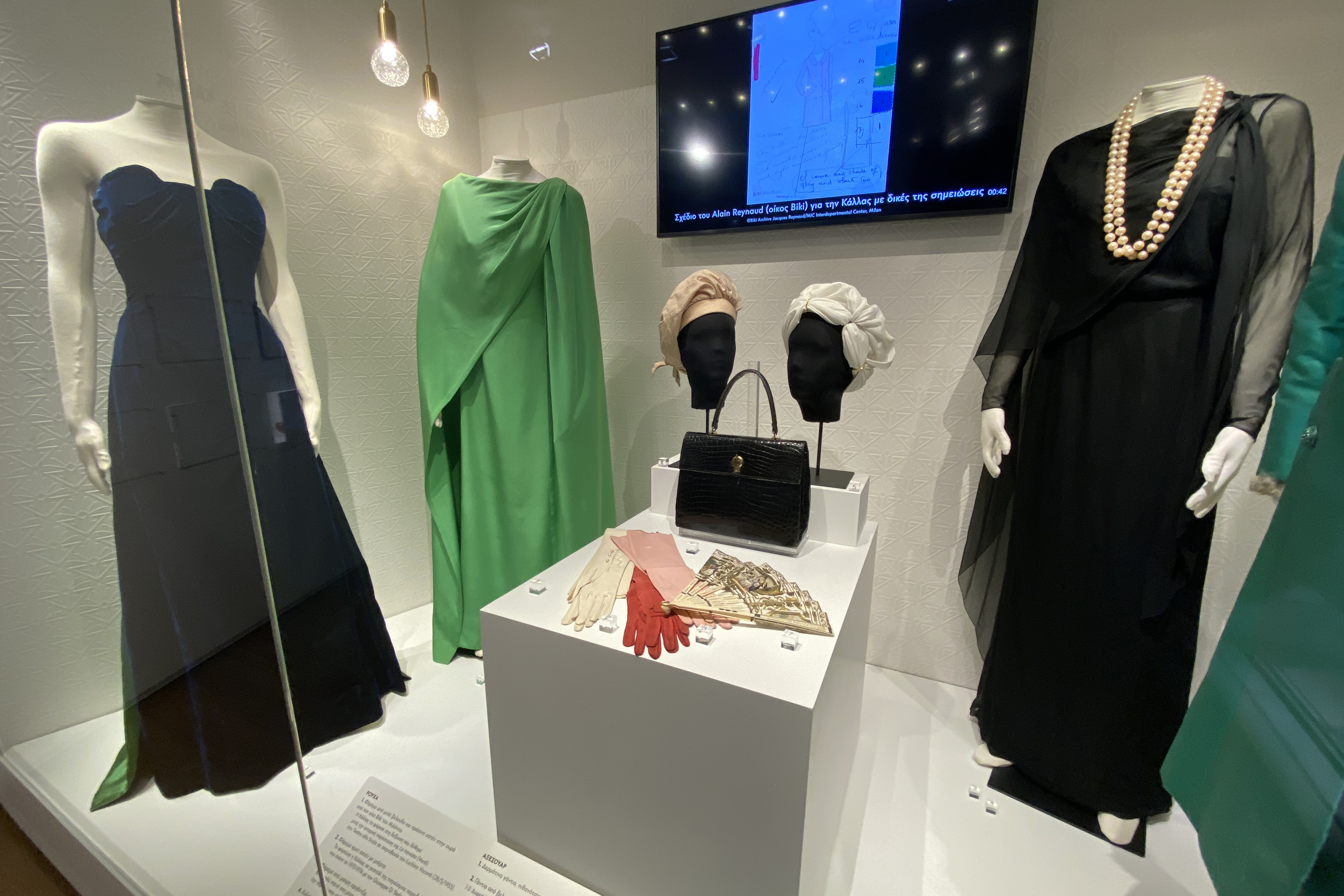 Atenas (GRECIA) (28/11/2023). Vestidos y otros accesorios que María Callas usaba en sus salida mundanas expuestos en el museo dedicado a la gran soprano en Atenas, que abrió sus puertas en ocasión del cumplimiento del centenario del nacimiento de la gran soprano el próximo 2 de diciembre. EFE/ Diego Sáez Papachristou