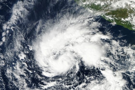 Huracán Sandra se debilita en el Pacífico mexicano