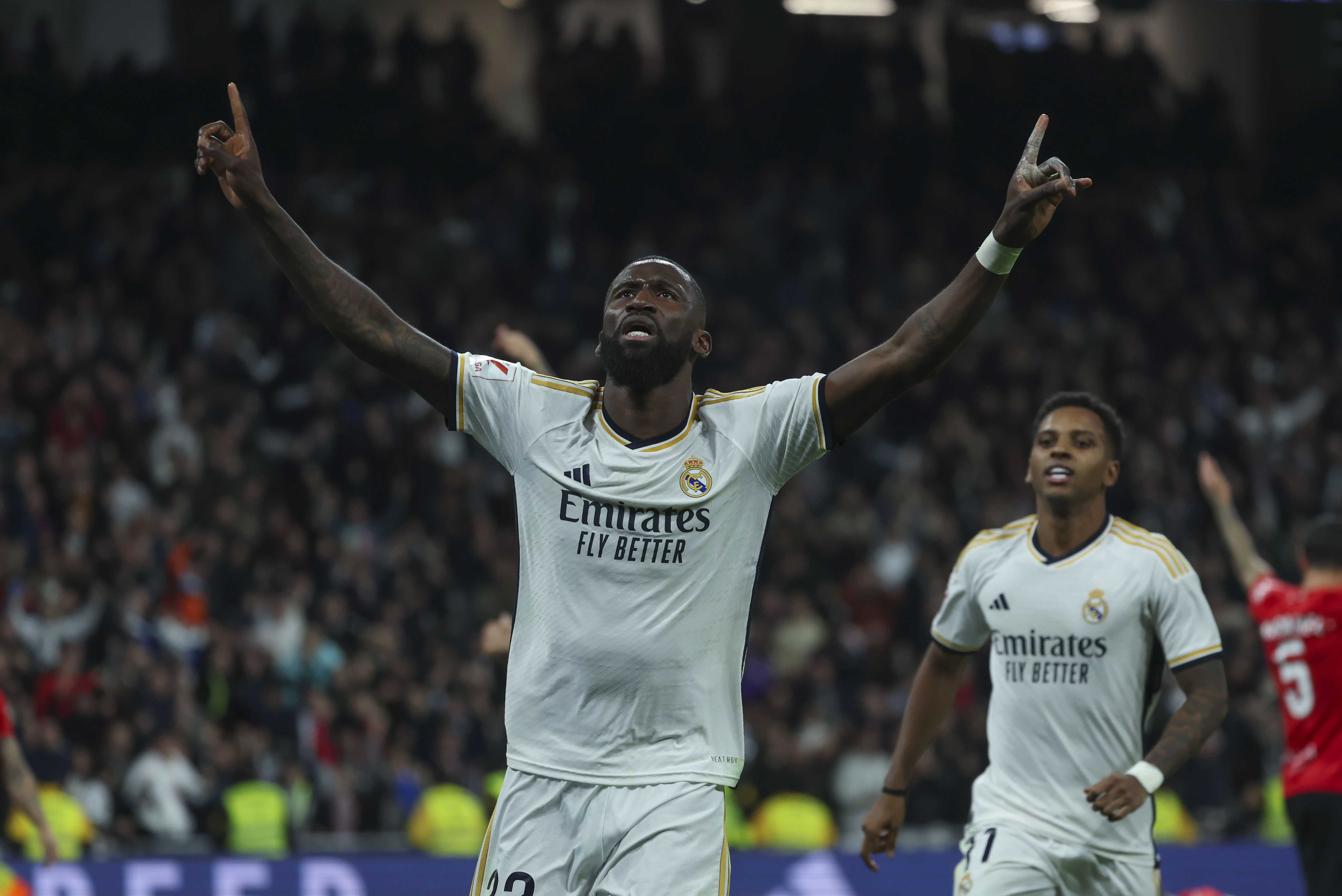 MADRID, 03/01/2024.- El defensa alemán del Real Madrid Antonio Rudiger celebra el primer gol de su equipo durante el partido de la jornada 19 de LaLiga EA Sports disputado entre el Real Madrid y el RCD Mallorca, este miércoles en el estadio Santiago Bernabéu. EFE/ Kiko Huesca