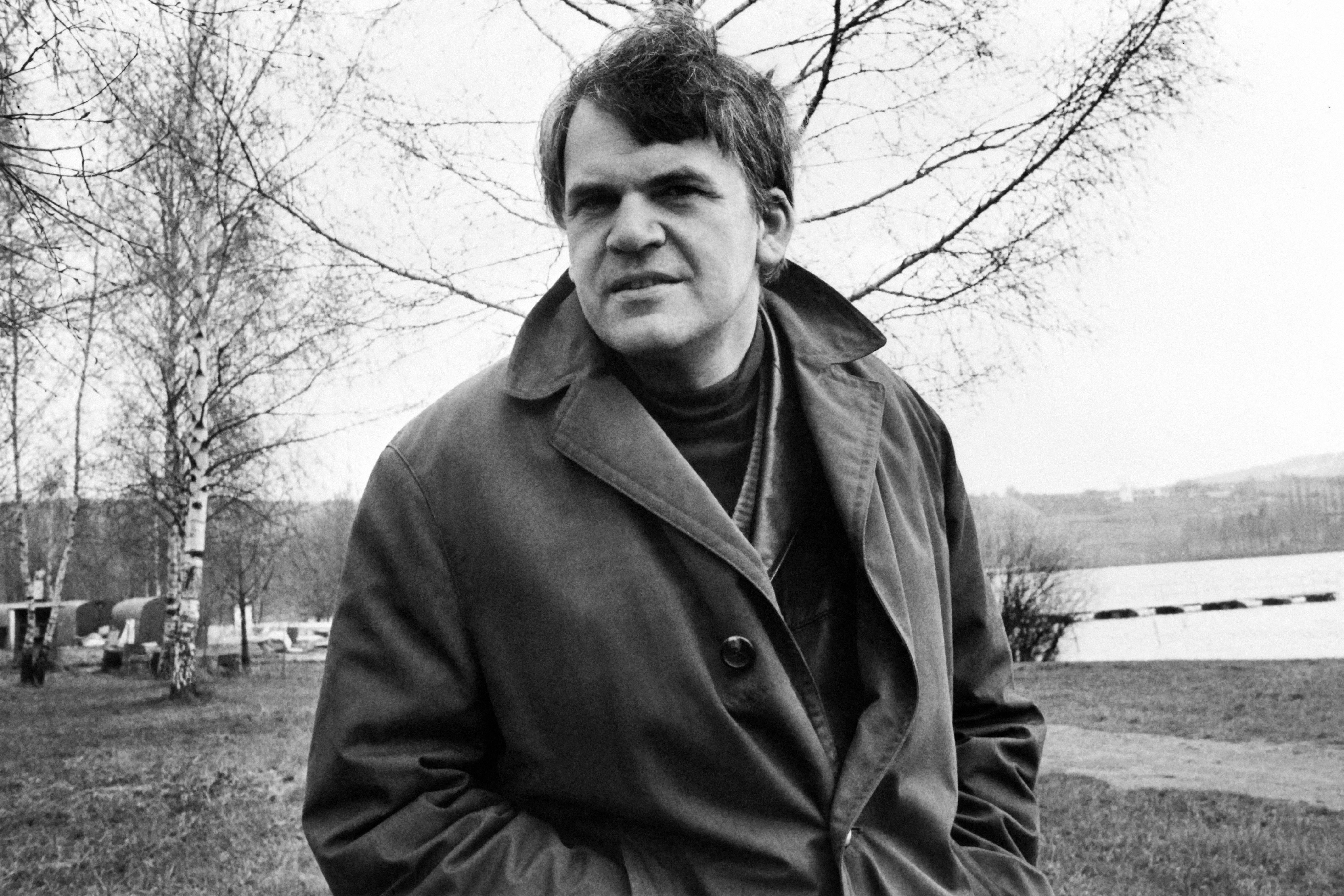 Las cenizas de Milan Kundera llegan a su natal República Checa para ser enterradas