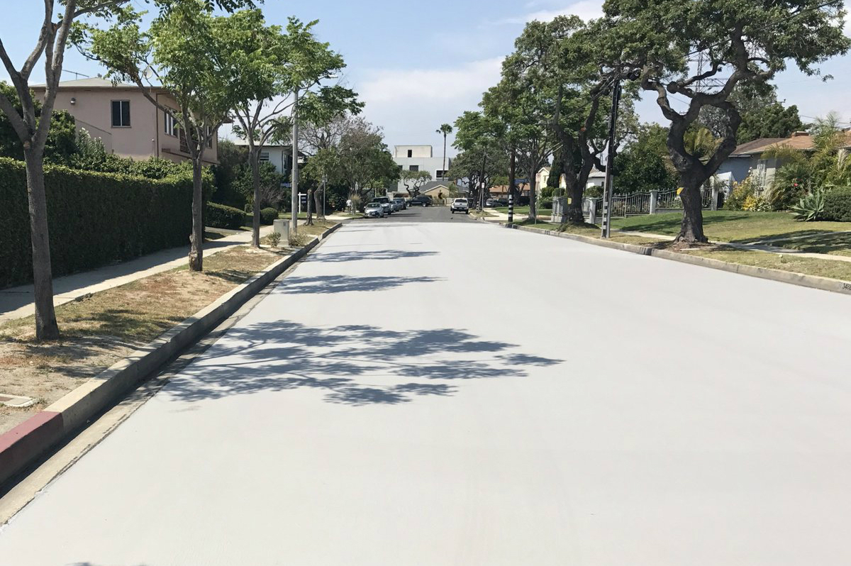 Los Ángeles pinta sus calles de blanco para hacer bajar los termómetros