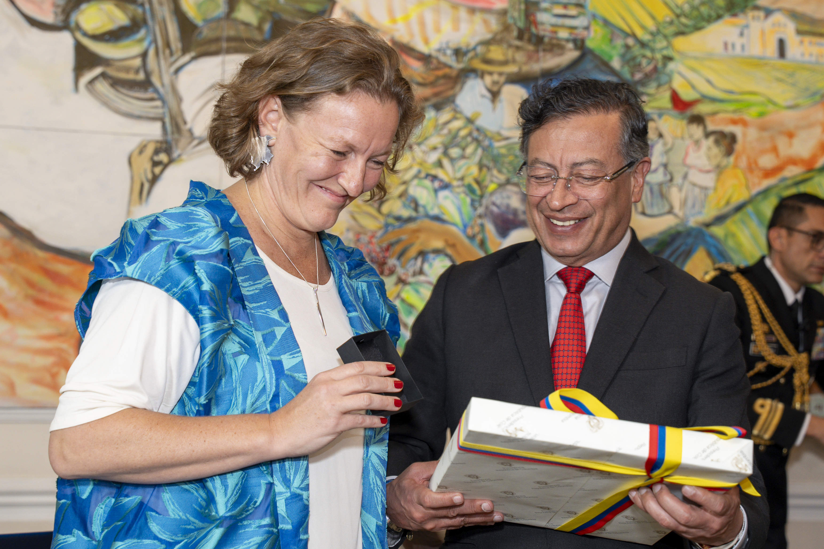 AME4954. BOGOTÁ (COLOMBIA), 02/04/2025.- Fotografía cedida por la Presidencia de Colombia del mandatario colombiano, Gustavo Petro, y la embajadora de Suecia en Colombia, Helena Storm, durante un encuentro este miércoles en Bogotá (Colombia). Petro anunció que su país escogió los cazas Gripen de la compañía sueca Saab para reemplazar los viejos Kfir, de fabricación israelí, con los que cuenta la Fuerza Aeroespacial Colombiana (FAC). EFE/ Presidencia De Colombia / SOLO USO EDITORIAL/ NO VENTAS /SOLO DISPONIBLE PARA ILUSTRAR LA NOTICIA QUE ACOMPAÑA (CRÉDITO OBLIGATORIO)