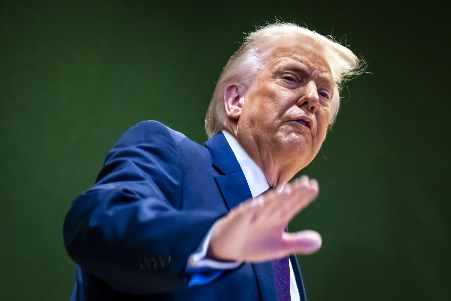 DAVOS (Switzerland), 22/01/2026.- US President Donald Trump gestures as he climbs a staircase after a signing ceremony of the founding charter at the 'Board of Peace' meeting during the 56th annual meeting of the World Economic Forum (WEF), in Davos, Switzerland, 22 January 2026. The 2026 summit, running from 19 to 23 January and held under the theme 'A Spirit of Dialogue,' brings together global political leaders, corporate executives, and scientists to address international challenges. (Suiza) EFE/EPA/LAURENT GILLIERON