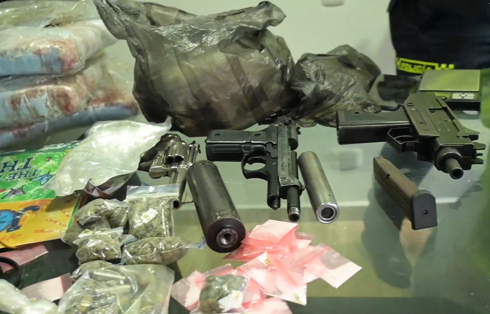 Capturan a 7 señalados de tráfico de armas, venta de drogas y licor adulterado