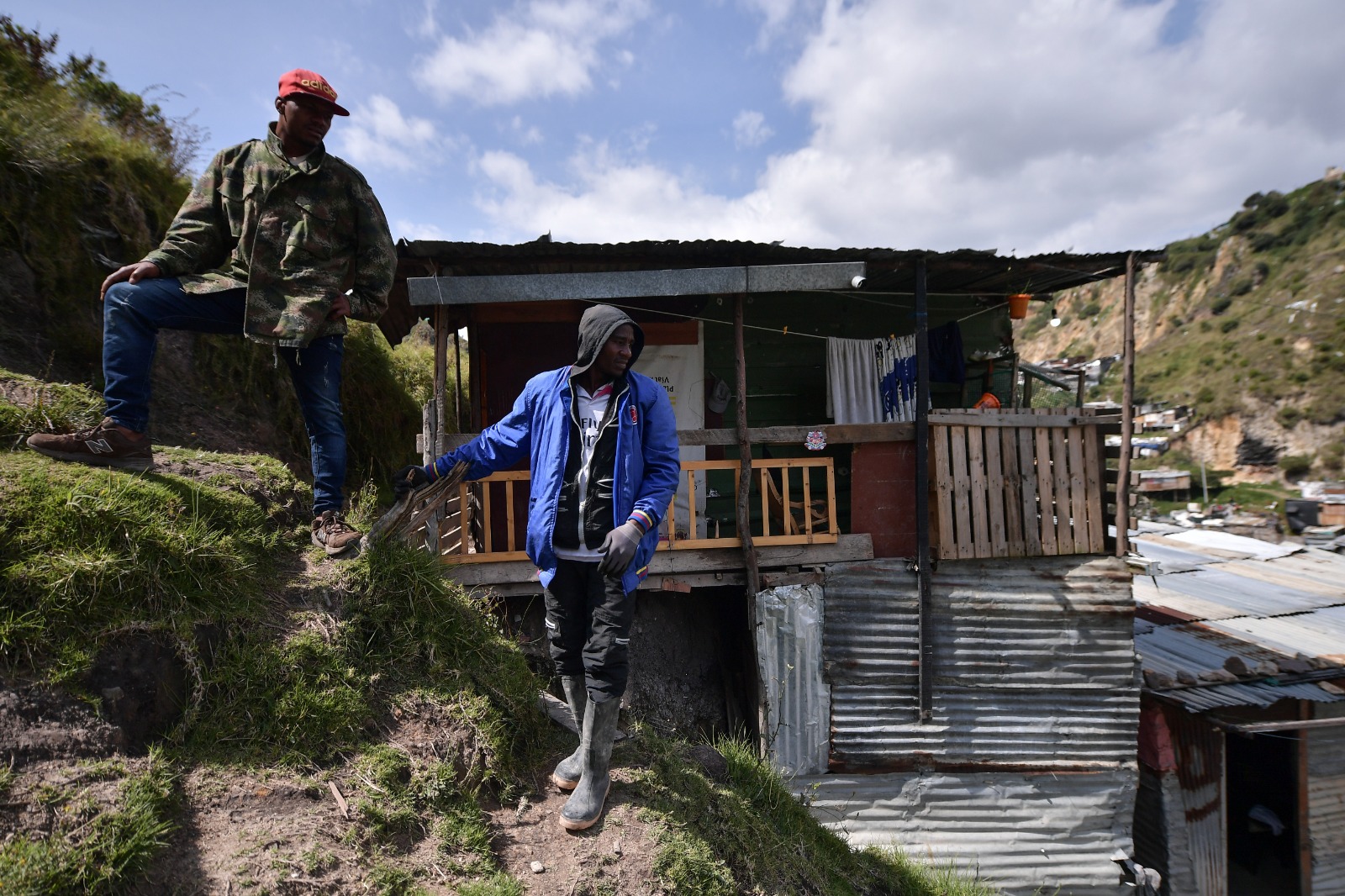 Y aunque las entidades distritales han ofrecido ayudas como el pago del arriendo de tres a seis meses en otras zonas para que los habitantes del sector abandonen voluntariamente el barrio, muchos prefieren quedarse porque ahí tienen un "techo fijo", a pesar de los riesgos.