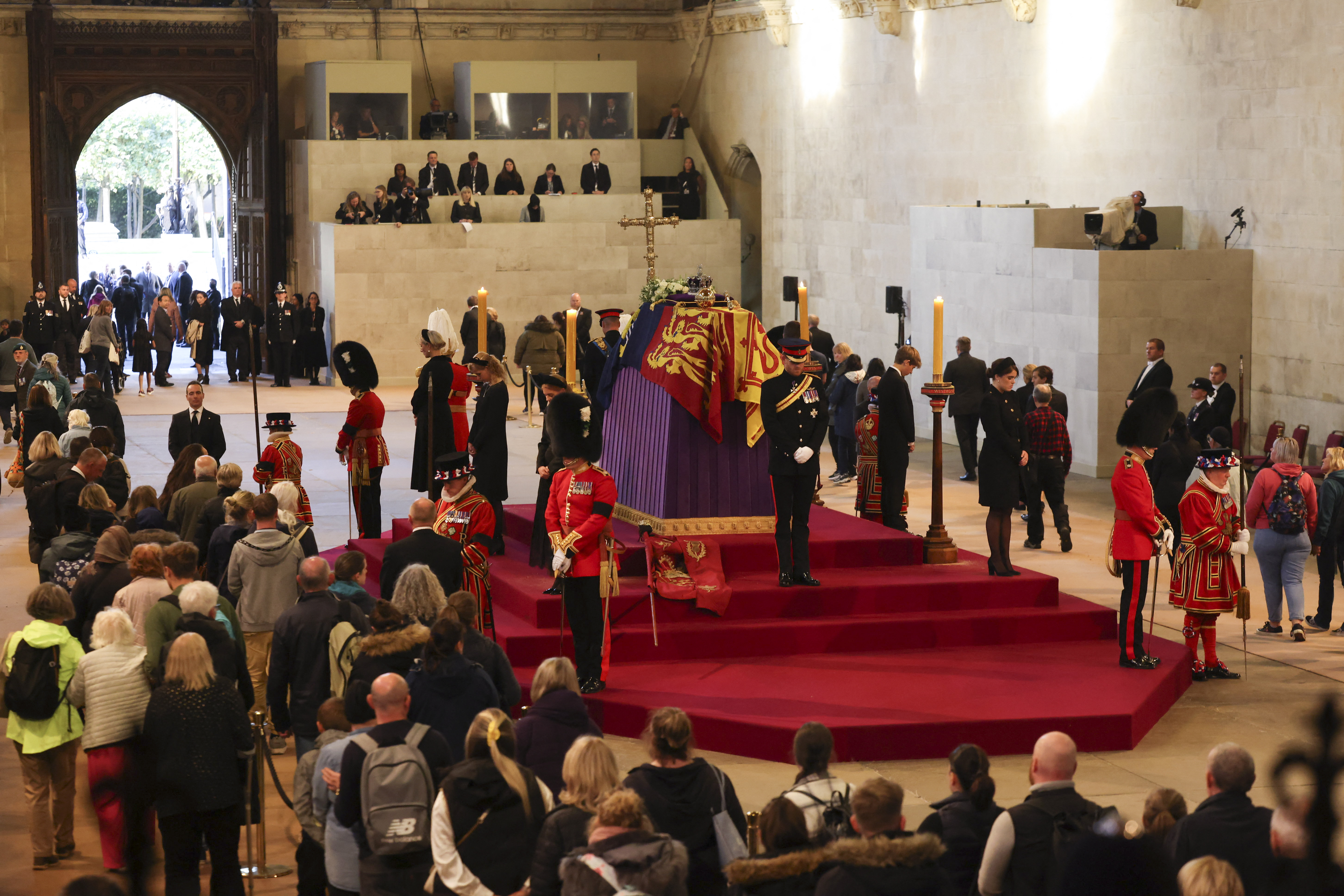 Además de querer asistir al funeral, muchos otros guardan su turno en una kilométrica fila para dar su último adiós a la única reina que la mayoría conoció hasta su muerte, en la capilla ardiente instalada en la casi milenaria sala de Westminster Hall. "Fue muy emotivo. Era como la abuela de la nación. La echaremos de menos", dijo a la AFP Shaun Mayo, que esperó 14 horas para despedir a la reina. Este informático inglés de 27 años es una de las 750.000 personas que se esperan que pasen por allí.