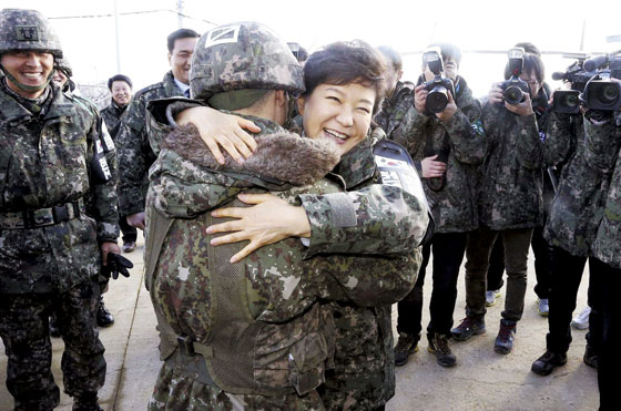 La presidenta surcoreana, Park Geun-hye, abraza a un soldado durante su visita a la zona desmilitarizada en el condado de Yanggu en la provinvia de Gangwon (Corea del Sur) el 24 de diciembre de 2013. La zona separa a las dos coreas desde la guerra entre ambos países en 1953.