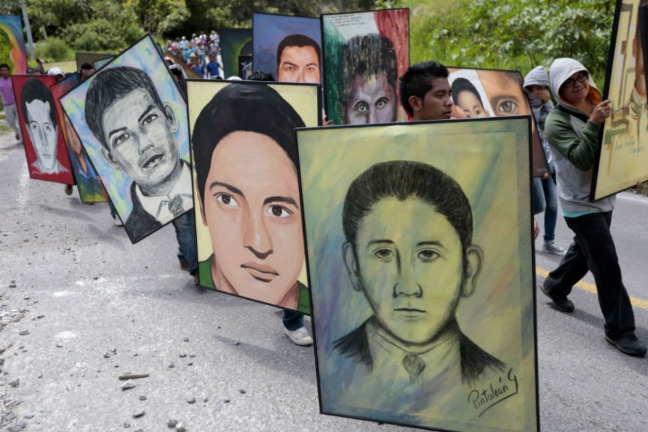 Los estudiantes de la escuela normal rural de Ayotzinapa sostienen retratos de los 43 estudiantes desaparecidos durante una marcha de la escuela a Chilpancingo, estado de Guerrero, este jueves. /AFP