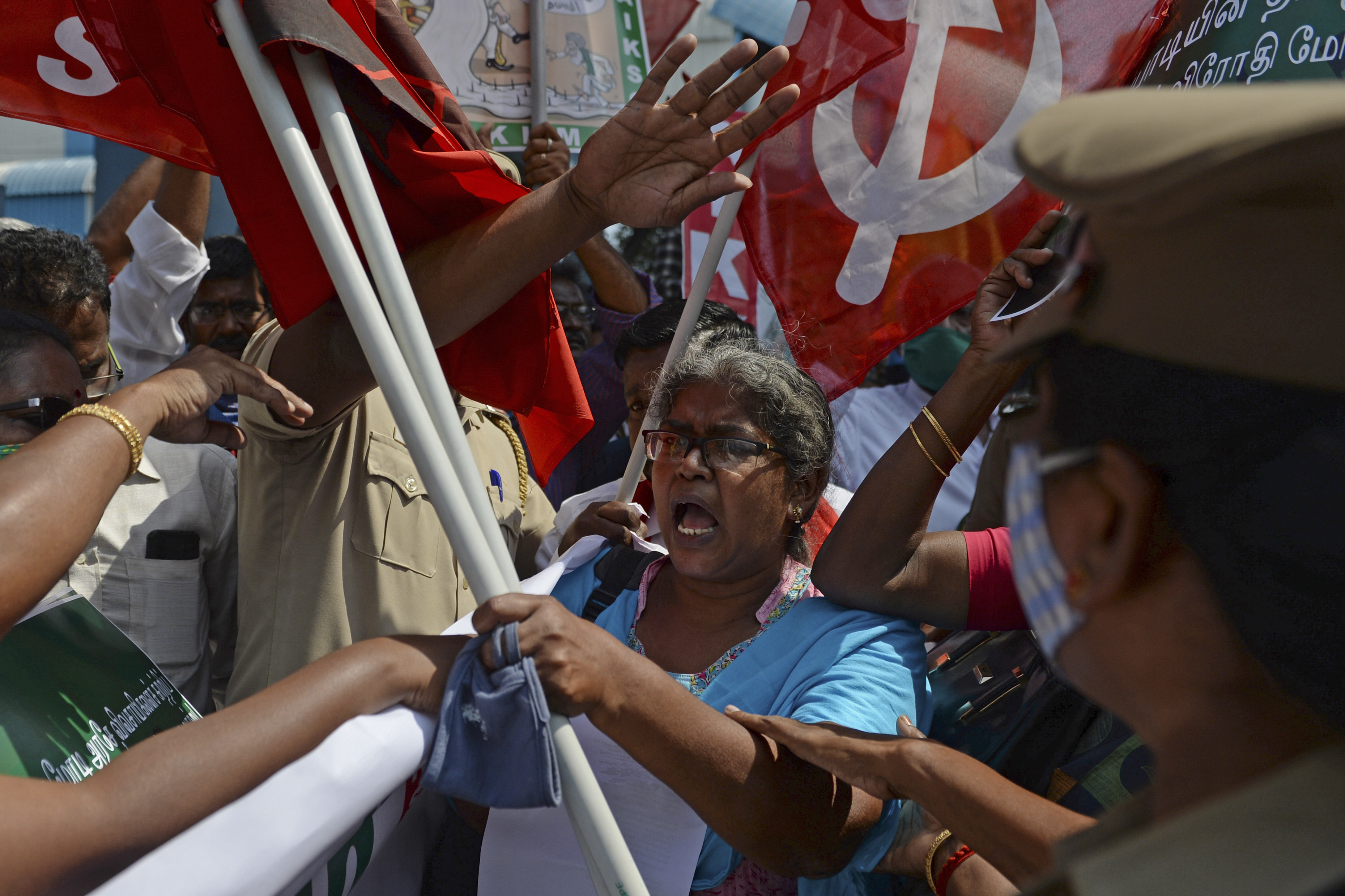 En fotos: protesta campesina en India corta las principales carreteras del país