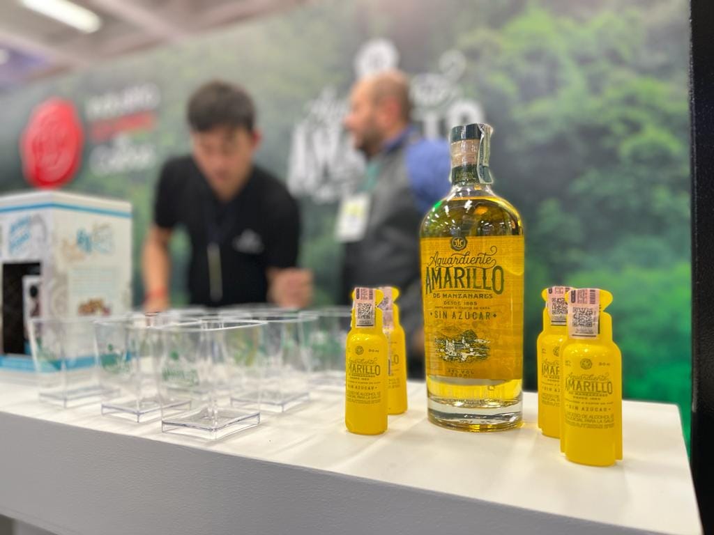 ¿Toma aguardiente amarillo? Pleito entre licoreras lo sacará de la rumba en Bogotá