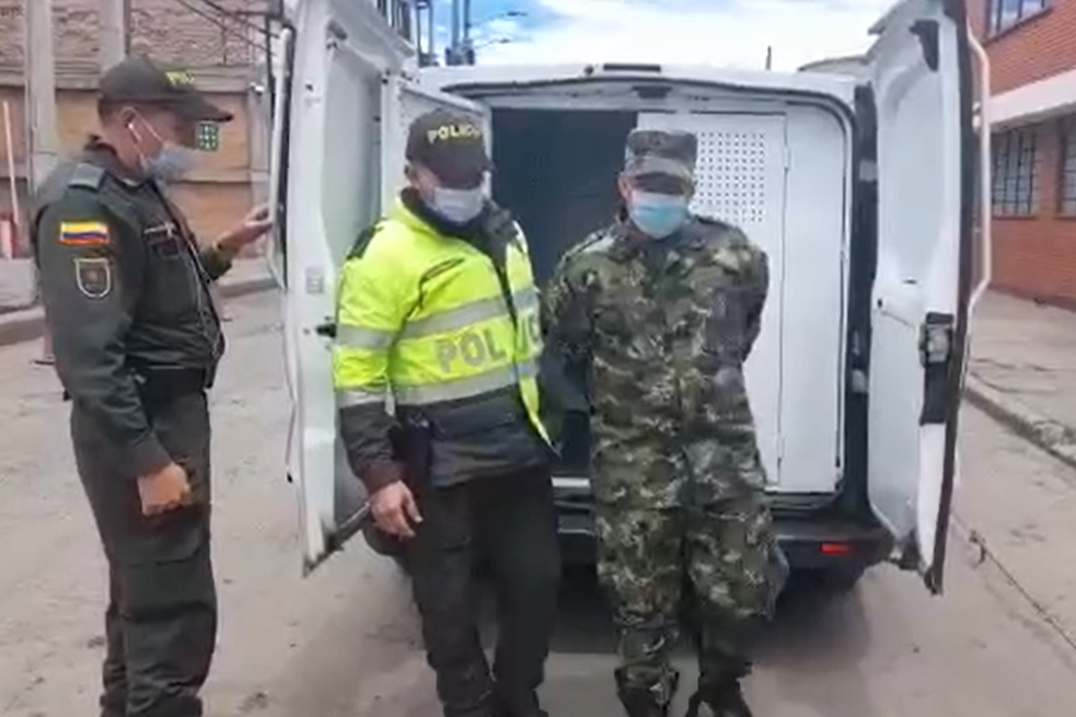 Hombre vestido de soldado fue capturado cerca al Ministerio de Defensa