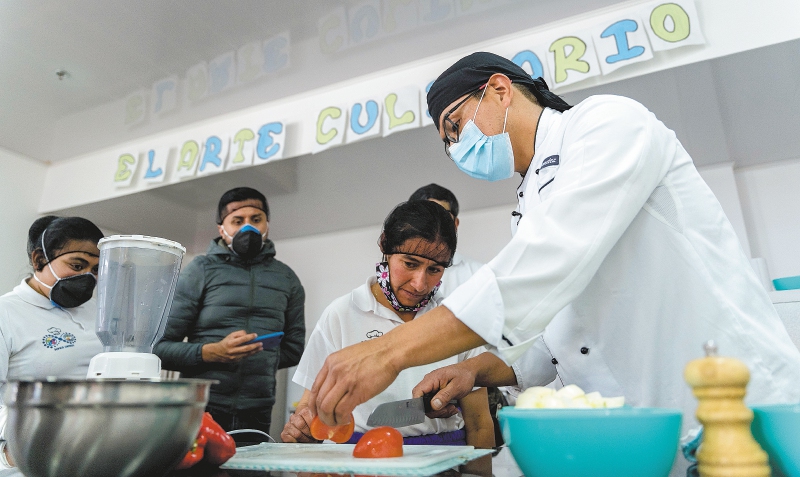 “Don Rubier”, el profe de cocina que cambia vidas en Gachancipá