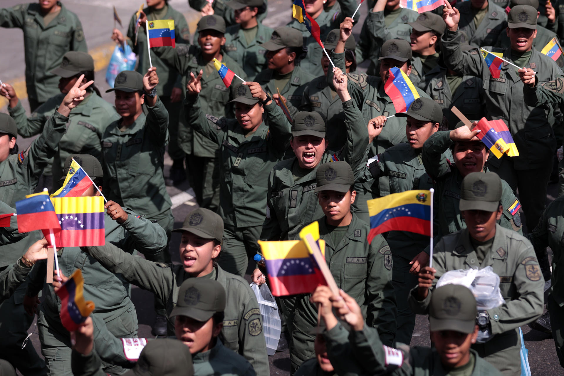 AME2694. CARACAS (VENEZUELA), 06/01/2026.- Mujeres integrantes de la Fuerza Armada Nacional Bolivariana (FANB) participan en una marcha del chavismo este martes, en Caracas (Venezuela). Miles de mujeres chavistas marcharon para expresar su respaldo a Delcy Rodríguez, de quien dijeron "no está sola" tras jurar como presidenta encargada de Venezuela, luego de que el mandatario Nicolás Maduro y su esposa, Cilia Flores, fueran capturados en medio de un ataque militar de EE.UU. al país suramericano. EFE/ Ronald Peña R
