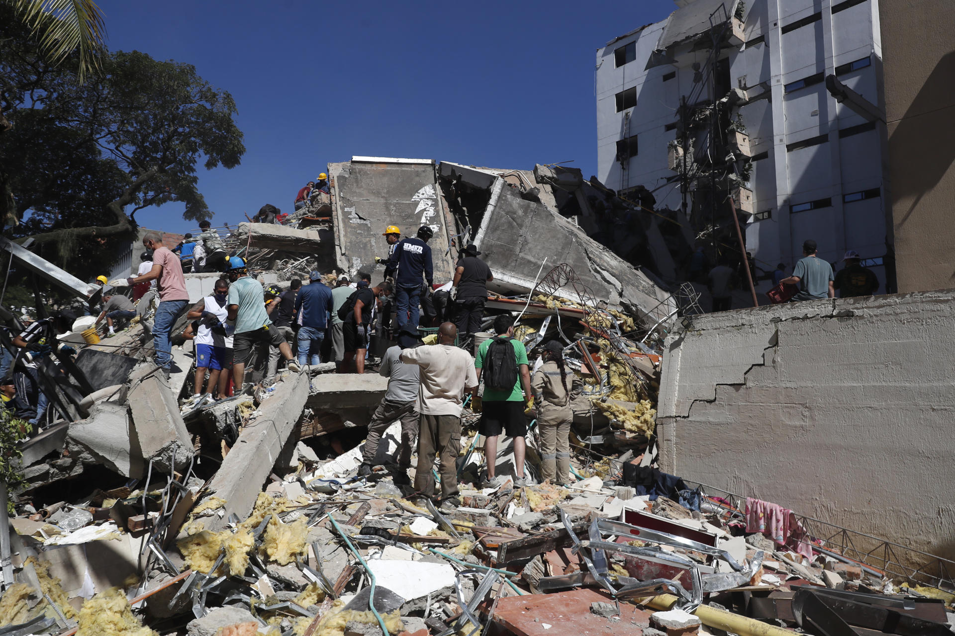 AME7690. CALI (COLOMBIA), 10/08/2026.- Personas trabajan en labores de rescate en una edificación colapsada por el terremoto de magnitud 7,4 que sacudió al país este lunes, en Cali (Colombia). EFE/ Ernesto Guzmán Jr
