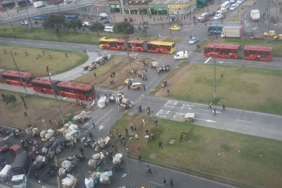 Cierran Portal Américas y tres estaciones de Transmilenio por protestas de recicladores