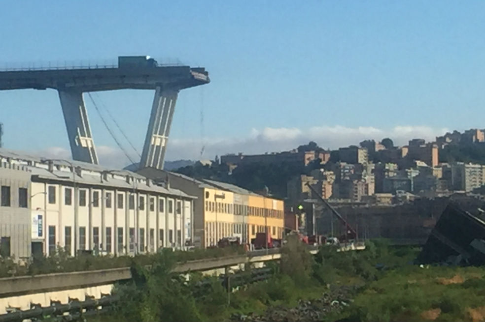“Pasaba por debajo en mi camión y el puente se me vino encima": conductor italiano