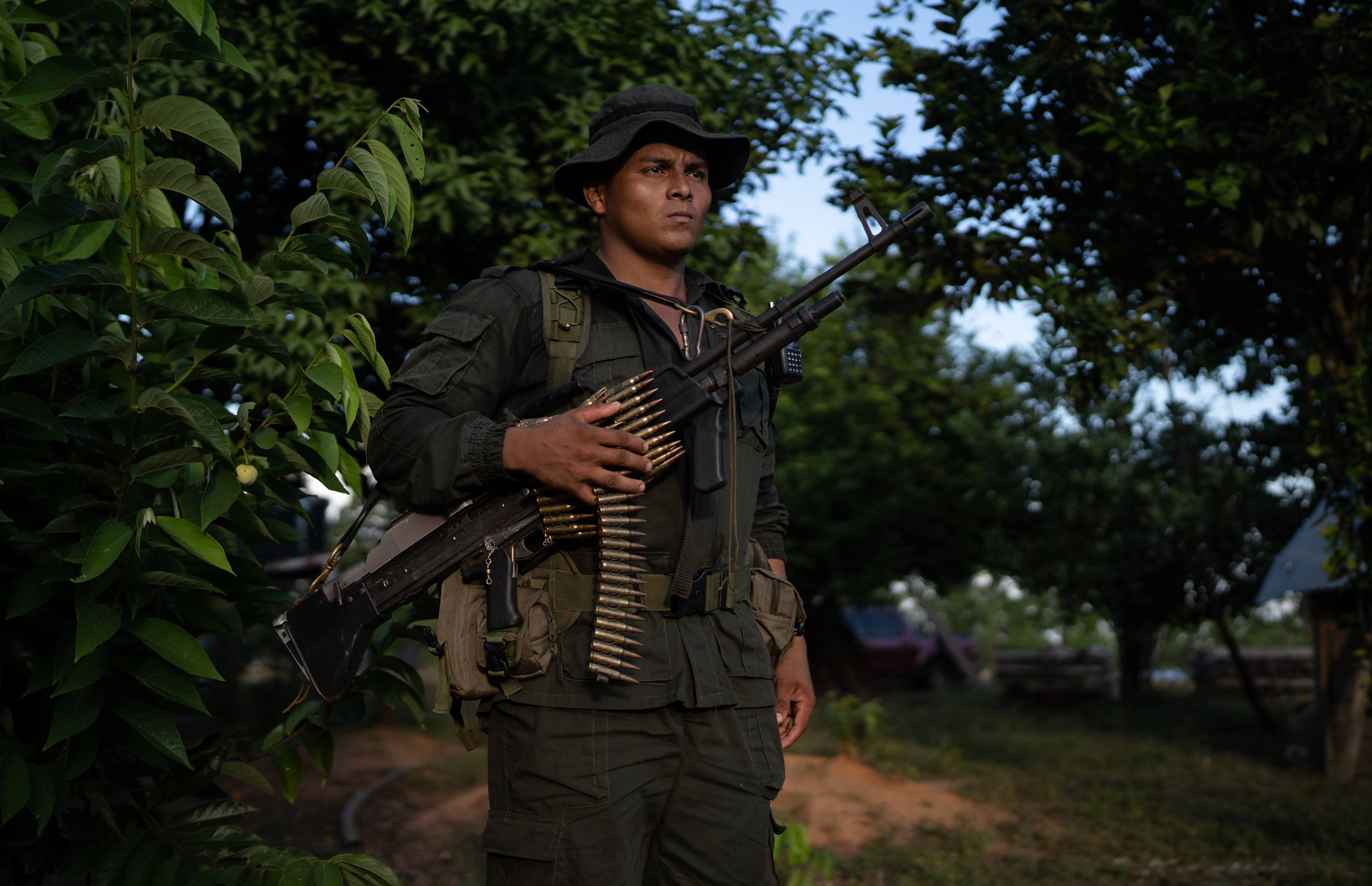 Un combatiente de la disidencia de las FARC conocida como EMBF sosUn combatiente de la disidencia de las FARC conocida como EMBF sostiene una ametralladora comando 762 en la zona rural de San Vicente del Caguán.tiene una ametralladora comando 762 en la zona rural de San Vicente del Caguán.