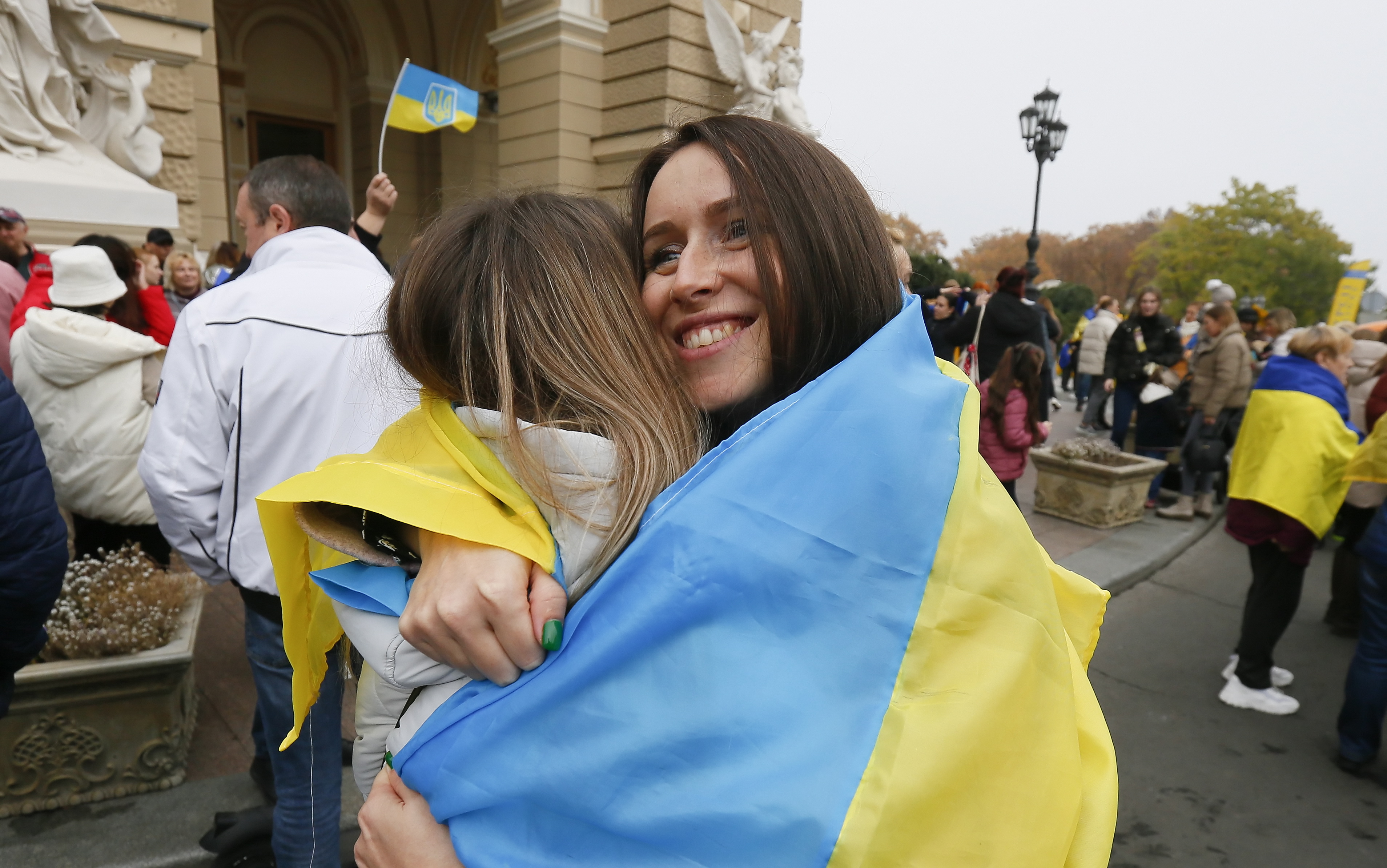Odesa (Ukraine), 12/11/2022.- Ukrainians who lived in Kherson and left it due to the Russian occupation, celebrate in downtown of the South Ukrainian city of Odesa, 12 November 2022. Ukrainian troops came into Kherson on 11 November to continue to retake the South of Ukraine from Russian troops. Russian troops entered Ukraine on 24 February 2022 starting a conflict that has provoked destruction and a humanitarian crisis. (Rusia, Ucrania) EFE/EPA/STR
