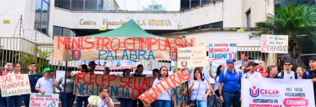 Trabajadores de la Fundación CECEP, que será liquidada, se manifestaron en Bogotá