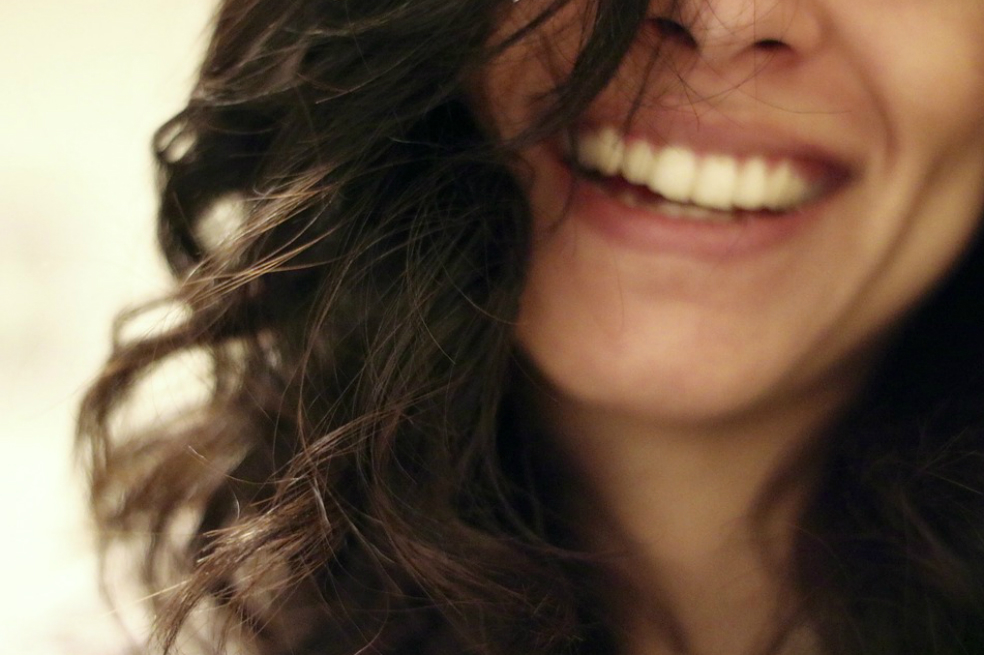 Mujer se ríe cuando le hacen cosquillas a otras personas