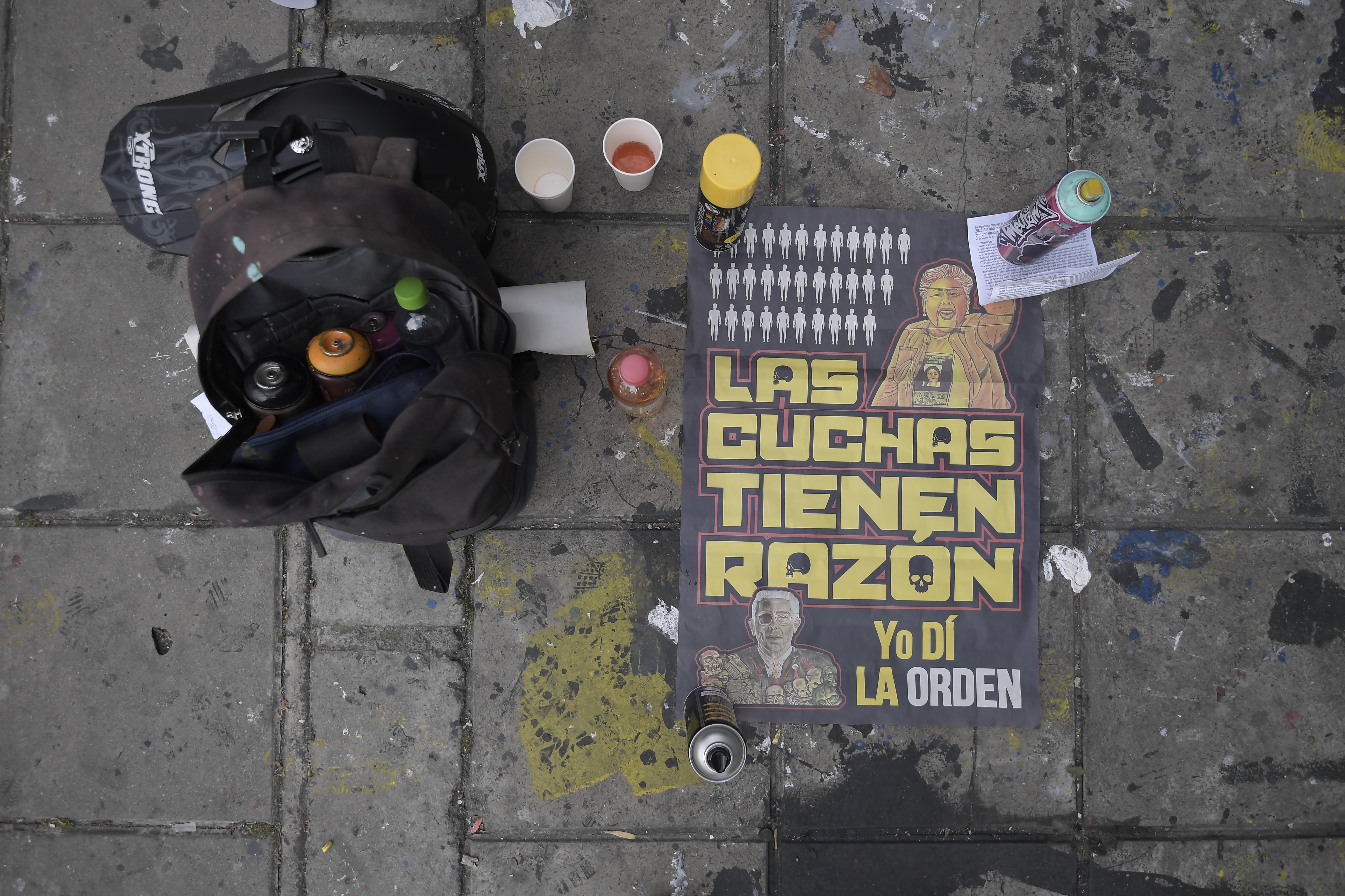 En Bogotá, varias personas y colectivos artísticos se unieron para restaurar el mural con la frase “Las cuchas tienen razón” ubicado en la calle 45 con carrera séptima en Bogotá, un poderoso homenaje a las madres de víctimas del conflicto armado que luchan incansablemente por encontrar a sus desaparecidos en "La Escombrera" en Medellín. Este mural había sido censurado con pintura negra por quienes buscan ocultar la verdad. Hoy, su restauración no solo revive el mensaje, sino también la memoria de aquellas personas que siguen buscando justicia.