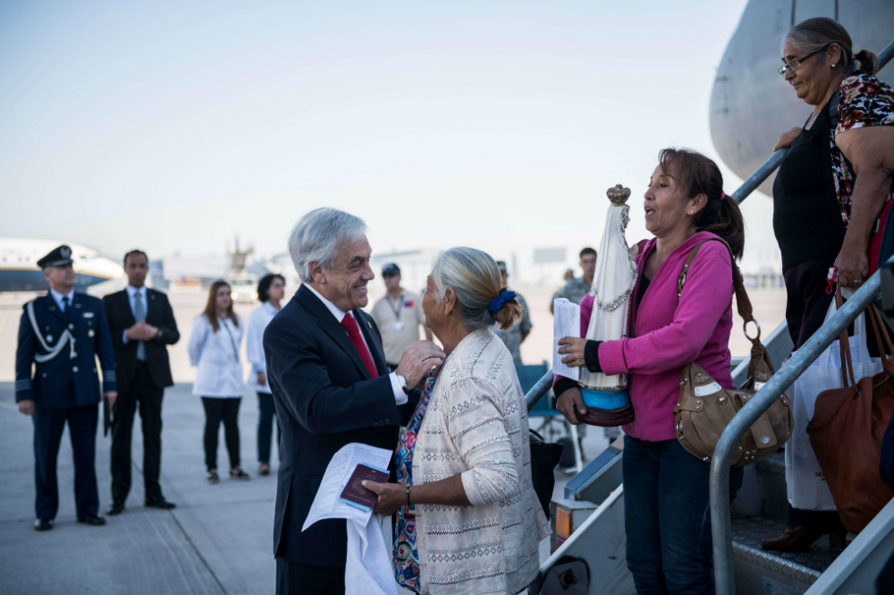 Piñera recibe a chilenos que regresan desde Venezuela escapando de la crisis